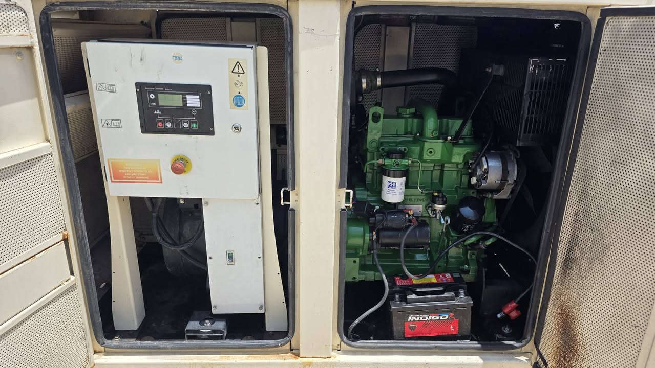 للبيع: مولد جوندير بقدرة 50 KVA - نظافه اخو الجديد.
​✅ المحرك: جوندير (John Deere) .
✅ القدرة: 50 KVA.
✅ الحالة: نظيف جداً (كاتم صوت).
✅ الأداء: جاهز .
​📍 الموقع: واسط - الكوت ( يوجد توصيل )
⚠️ يتوفر لدينا كافة انواع المولدات
• للاتصال : ***********
