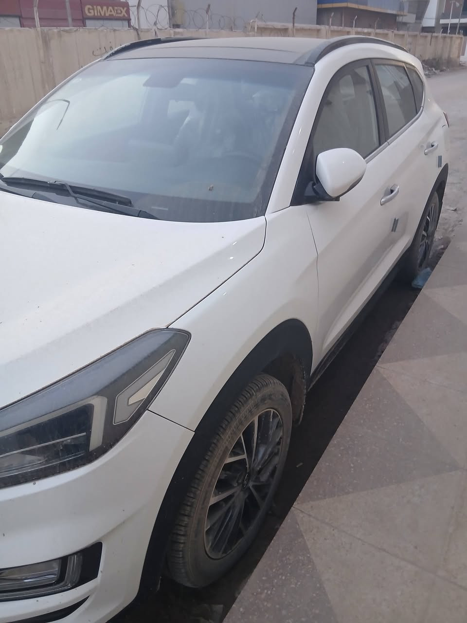 للبيع توسان موديل ٢٠١٩ جديده بمعنى الكلمه خليجي الكاصد بالحله بدون ضربه ولاشخوط بسمي سنويه جديده للاتصال *********** حله محرك ٢٠٠٠اللون ابيض
