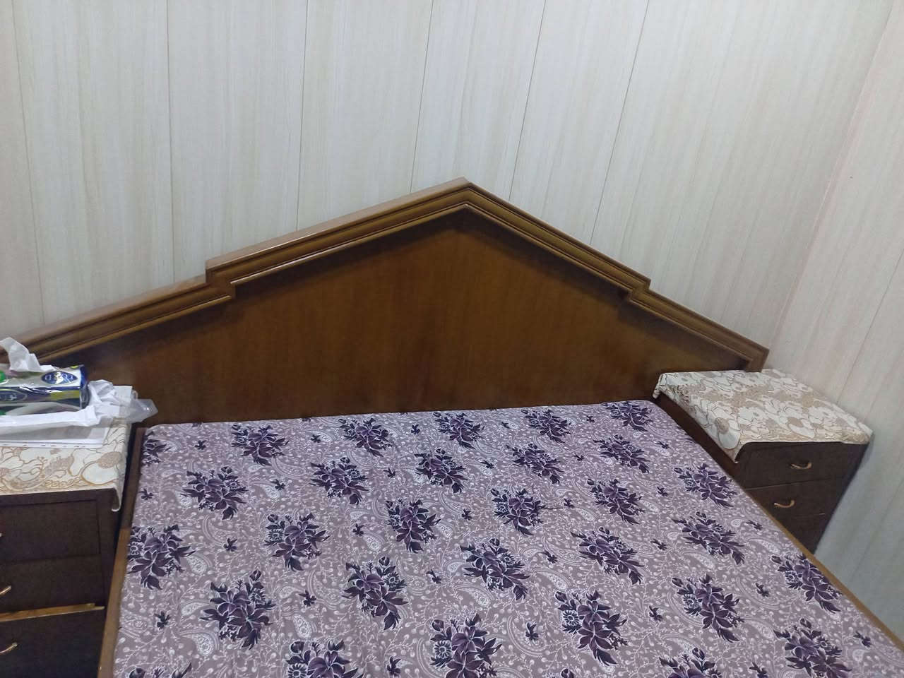 السلام عليكم. غرفة نوم مستعملة نظيفة للبيع. السعر 300 الف وبيها مجال. بغداد حي القاهرة
***********
