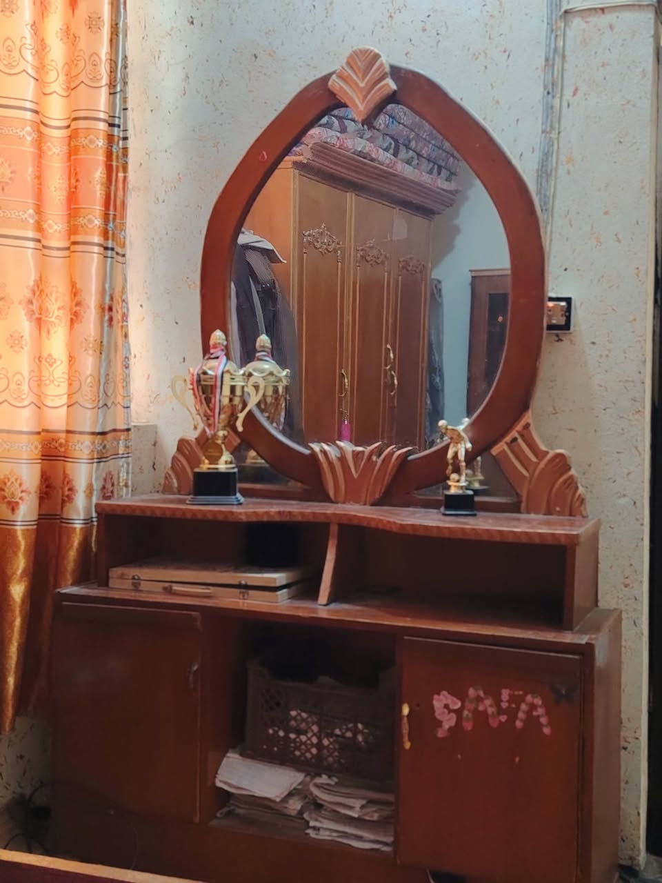 السلام عليكم جرباية مع ميز تواليت للبيع نضافة 100٪ خشب اصلي ب150 وبيهة مجال شراي ادخل خاص او تتصل *********** مكاني ديالى بعقوبة جرف الملح.
