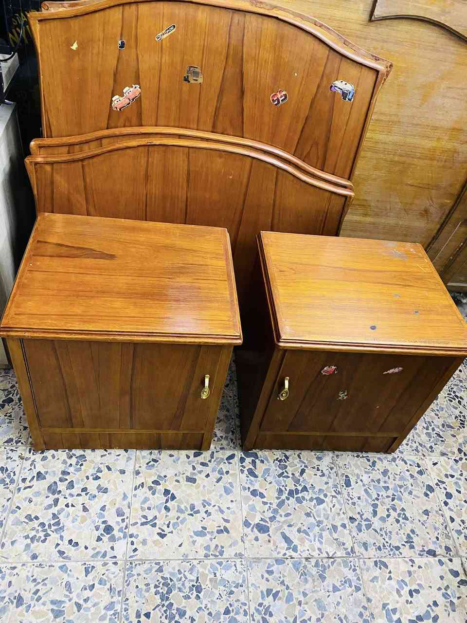 السلام عليكم 
جرابي ام النفر عدد 2 خشب ثكيل تكمه مو سوكي
وميز تواليت وكومديات وميز احذيه 
السعر 350 وبيهن مجال العنوان شارع فلسطين 
***********
