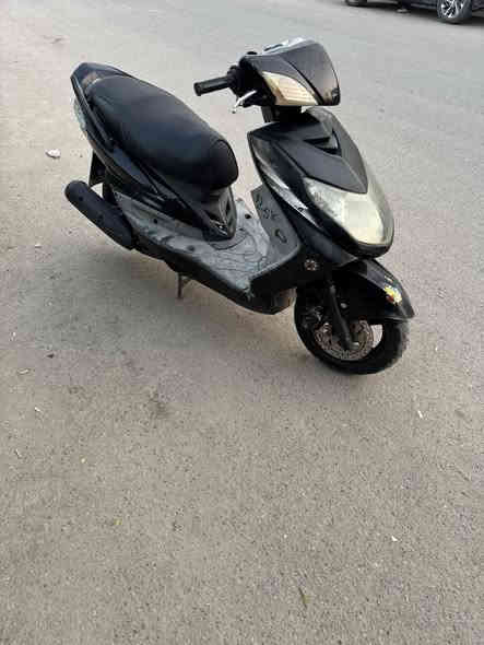 السلام عليكم للبيع سكنس فحل دراجة كلهة بلادية كفراتهة مختمة ختم واحد مكينة بيهة شلعة ومعدل اشك الكاع كهربائيات كلهة شغالة لايت زنون علي ناصي حساس الرون شغال اوكيلو متر هم اوراقهة كاملة السعر 600  العنوان بغداد البلديات الرقم ***********
