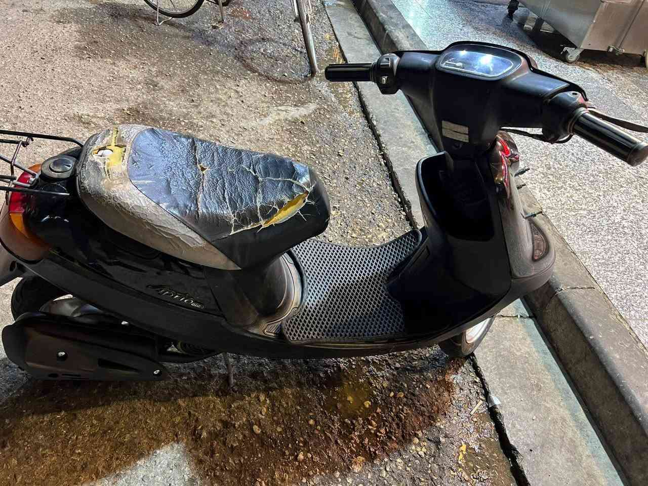 دراجة بطة موديل99 نظيفة
شغالة ناقصها سلف وبطارية فقط
سعرها 500
عنوان حي الموظفين 
***********
