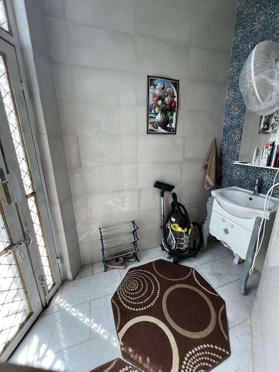 السلام عليكم بيت ٢٧٠ متر طابو زراعي سند ٢٥ 
العنوان جمعيه شارع حبيب ابن مظاهر الاسدي 
-غرفتين نوم _استقبال _صاله كبيره _مطبخ _كراج سياره وحديقه البيت ع شارعين الباب خلفيه ع شارع والباب رئيسيع شارع ع شارعين البيت جاهز بناء جديد طابوق صب مسلح السعر (165) وبي مجال 
الاستفسار / ***********
