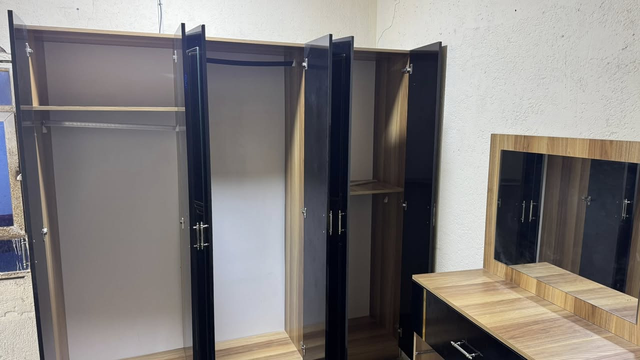 غرفة نوم بيع مستعجل تتكون من 5 قطع و 2 قطع اضافية مثل ما موضح بالصور مع دوشك السعر 350 الف 
العنوان :- التنومه للتواصل الاتصال على الرقم :-
***********
