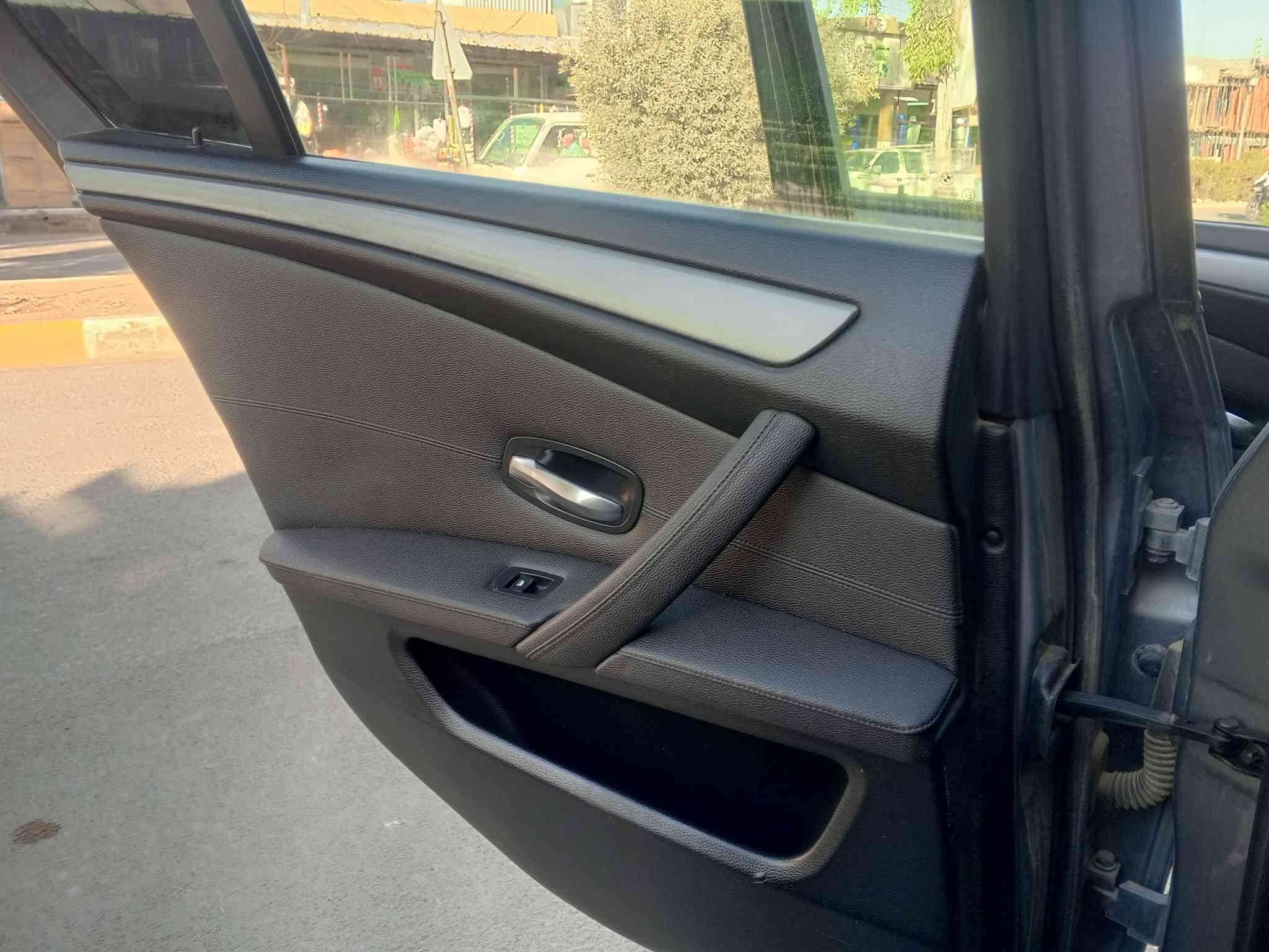 بیئێم چاوبرۆ مۆدێل 2009  مەکینە 528 تۆماتیک فول فول مواسەفات بەناو خۆمە 14 ورەقە غرامە  دەگەرێتەوە سێپارچەی پێشی بۆیاغە سعر 79 ورەقە  
***********
