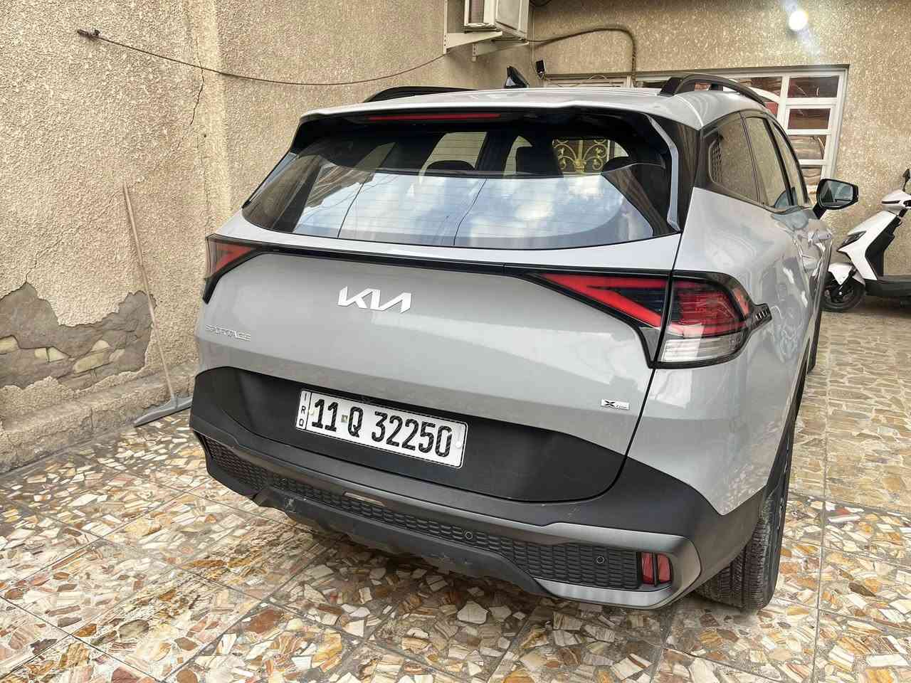 السلام عليكم
كيا سبورتج اكس لاين موديل٢٠٢٣ لون اسمنتي 
رقم بغداد بسمي ماشية 27 
مكينة 2500
بصمة 
بانوراما 
فول كشنات جلد كهرباء تدفئة 
شاشة كبيرة متصلة 
حساس امامي خلفي 
شحن وايرليس
رادار مانع تصادم
جنطة كهرباء
تشغيل عن بعد
تحديد مسار
الارضية مغلفة جلد
حادثها جنطة  وبارد بالجاملغ وبالباب خلف السائق
السيارة ( بدون ايرباك ) 
الباقي مكفول حادثها موجود بالصور 
السعر 225
*********** 
 مكانها بغداد الدورة
