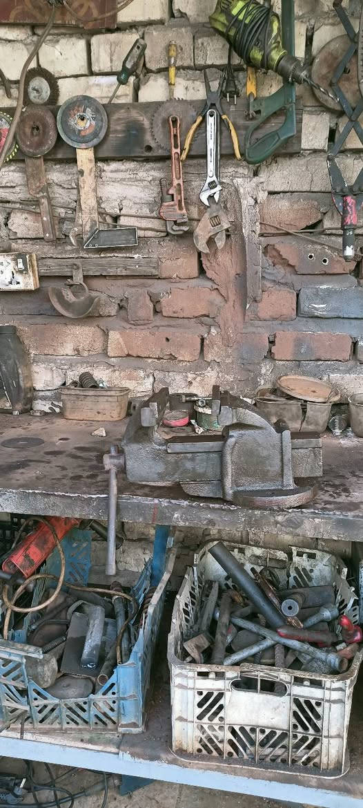 سلام عليكم منكنه قديمه
تفتح ١٦سانتيم 
عرض فج ١٥سانتيم 
طول منكنه ٣٥سانتيم 
*********** بي واتساب
