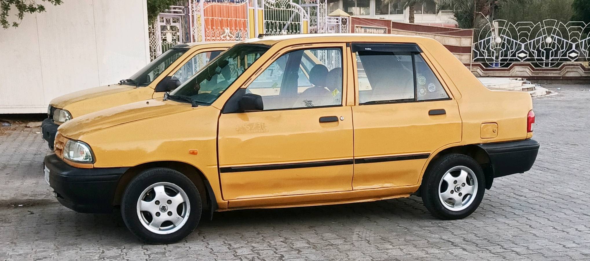 سيارة لون أصفر بحالة جيدة. الداخلية نظيفة والسيارة مجهزة بكراسي مريحة. الإطارات في حالة سليمة. مناسبة للتنقل داخل المدينة. السعر قابل للتفاوض بعد المعاينة.