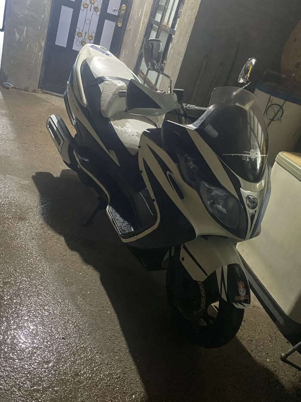 السلام عليكم دراجه للبيع سوزوكي مكفوله كفاله عامه ودايمها قبل أسبوع ادامه عامه مابيها اي نقص دراجه نضيفه بمعنا الكلمه تشتغل بصمه مكينه نوزل جويتر لايت زنون اوراقها كامله بس ترقم متكلف٥٠ الف مكاني بالخالديه او مراوس حسب القناعه سعرها ١٦٥٠ وبيها مجال /***********
