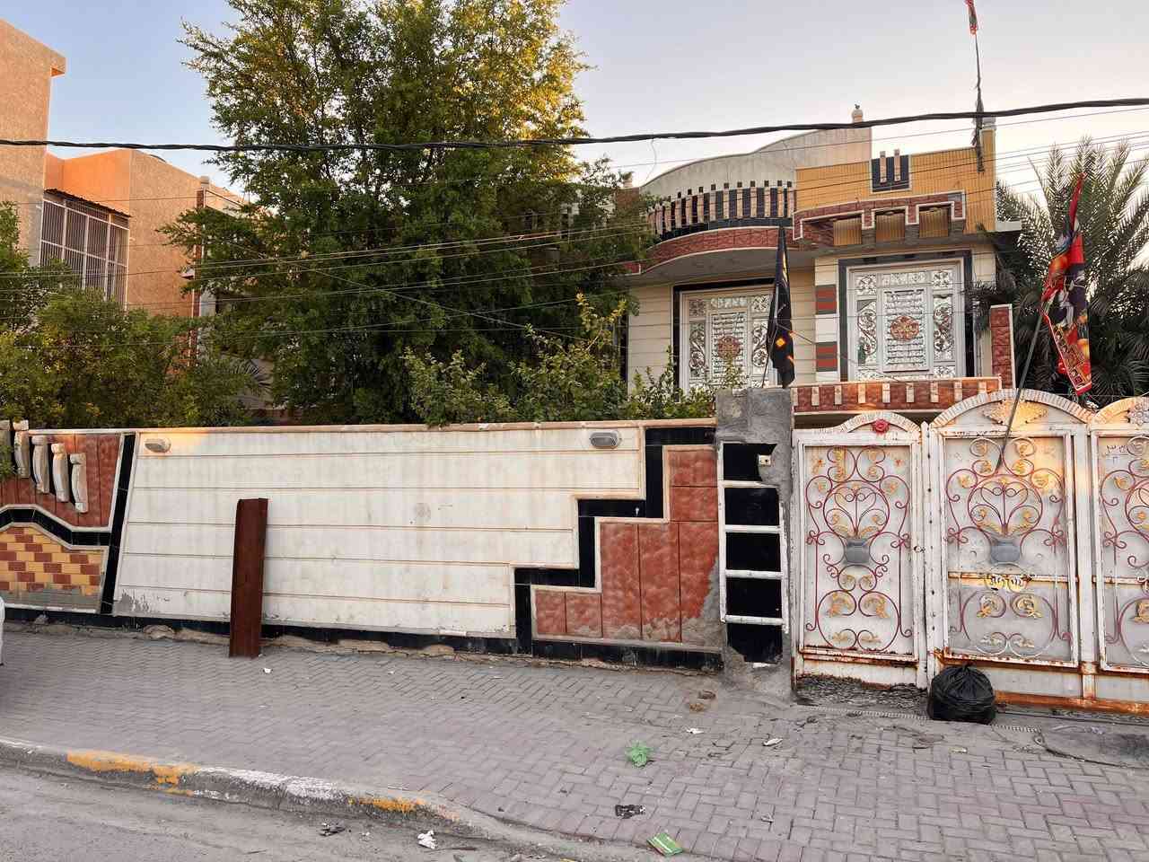 بيت مساحه ٦٠٠متر
يحتوي على ٨ غرف نوم ، ٤ فوك و٤ جوه + ٣ صحيات داخليه وخارجية 

مكان واسط صويره شارع حكمة

للأستفسار ***********
