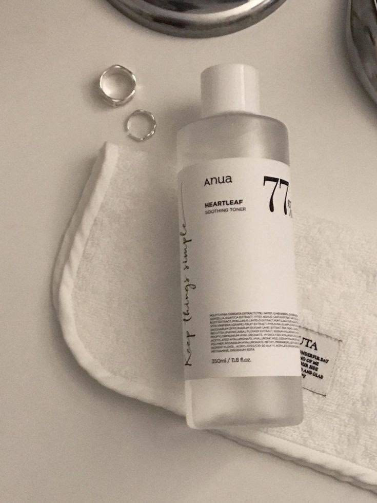 من افضل براندات كوريا 🇰🇷وفرنا لكم 
تونر أنوا هارت ليف 77%🇰🇷

تونر انوا المهدئ المعقم المنضف للبشرة هو تونر عالي الترطيب وحمضي بدرجة معتدلة ومملوء بـ 77% من مستخلص هوتوينيا كورداتا بالإضافة إلى أحد عشر مكونًا آخر من المواد الغذائية لتهدئة مشاكل البشرة وتنظيم مستويات رطوبة البشرة الدهنية وحماية البشرة. المكون المتميز لهذا المنتج هو مستخلص هوتوينيا كورداتا المعروف بخصائصه المرطبة والمضادة للبكتيريا، وعلى الأخص مضاد للالتهابات. وهذا فعال إلى حد كبير لتهدئة مشاكل الجلد.
الفوائد والميزات :
• تونر مرطب يتكون من 77% من مستخلص هوتوينيا كورداتا الذي يساعد على تهدئة البشرة الحساسة وحماية البشرة من التهيج الخارجي.
• تساعد التركيبة شبه الحمضية في الحفاظ على توازن الزيت والرطوبة في الجلد.
• غير مهيج ويحتوي على 11 نوعًا من مكونات EWG Green Grade المناسبة لجميع أنواع البشرة.
• تحسين توازن زيت البشرة ورطوبتها.
• العناية بخلايا الجلد الميتة غير المهيجة.
• تركيبة موثوقة خالية من المكونات الضارة.
#الاصلي المنشأ كوريا 🇰🇷💯
السعر٢٠ الاف 
🚘يوجد خدمة توصيل لجميع محافظات العراق ٤ الاف🚘


**إذا كنت صاحب هذا الإعلان وتريد حذفه لأي سبب، رجاءا أرسل رسالة إلى الدعم الفني**