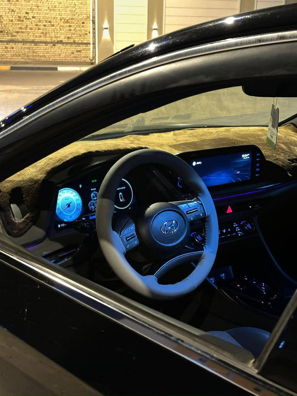 السلام عليكم ورحمة الله
للبيع سيارة : #هونداي سوناتا فئة N - LINE  فول مواصفات محرك 2500 توربو
•الضرر: بنيد فقط ( مبدل وكالة ومصبوغ - شاصي + لغد كفالة )
•الرقم: مرقم اربيل بأسمي
•الايرباكات: ستيرن وراجع سستم 

•المواصفات :
السيارة:هونداي سوناتا لون اسود
الموديل: 2022
المحرك: 2.5L توربو ( اربعة سلندر )
العداد: 50mil ( 80km ) 
حجم الويل: ويل كب حجم 19 اسود طافي مال Night edition مع طقم تايرات بحالة ممتازة
لايتات زينون اصل مع حاجب LED مع اشارة LED
بصمات عدد 2 للأبواب مع بصمة تشغيل
قمارة بانوراما
رادار امامي مانع تصادم
حساس امامي
حساس خلفي
رادار جانبي (نقاط عمياء) بالمرايا الجانبية + قيادة جانبية وتحديد مسار
شاحن لاسلكي
گير شفتر بالستيرن للتحكم بالگير العادي
اشاير بالمرايا الجانبية
كامرة خلفية دوارة اصل مع الستيرن
شاشة الدشبول 12in حجم كبير للتحكم بأيعازات السيارة
كشنات السيارة جلد وكنتارا رصاصي مختم N اصل
تحكم فول كهرباء لكرسي السائق والراكب
تدفئة لگشنات الأمامية
تبريد قطعتين امامي وخلفي
گير لمس
خمسة وضعيات للقيادة
تشغيل عن بعد
سستم صوت BOSE بواقع 12 سماعة في المركبة
سايد بريك دگمة
تحكم ستيرن جهتين بلوتوث وحاكية وكروس سرعة وتحكم صوت 
نظام ABS مانع انزلاق
السيارة فئة ان لاين فول مواصفات ، جديدة وبوضع الشركة.               .
كير + مكينة + حدادة + تبريد كلهن بالشرط السياره ربع ماتصرف عليها مجهزة على اخر شي

السياره مرقمة اربيل بأسمي تحويل او وكالة حاضر ... السيارة جديدة جداً ... .

للبيع او مراوس بسيارة عالية ومستعد انطي فرق  . .

للتواصل *********** & ***********
السعر 193$  ورقة وبيها مجال بسيط  ( تجي تشوف السيارة وتشلع عِيؤنــي جديدة حرفياً السياره )
