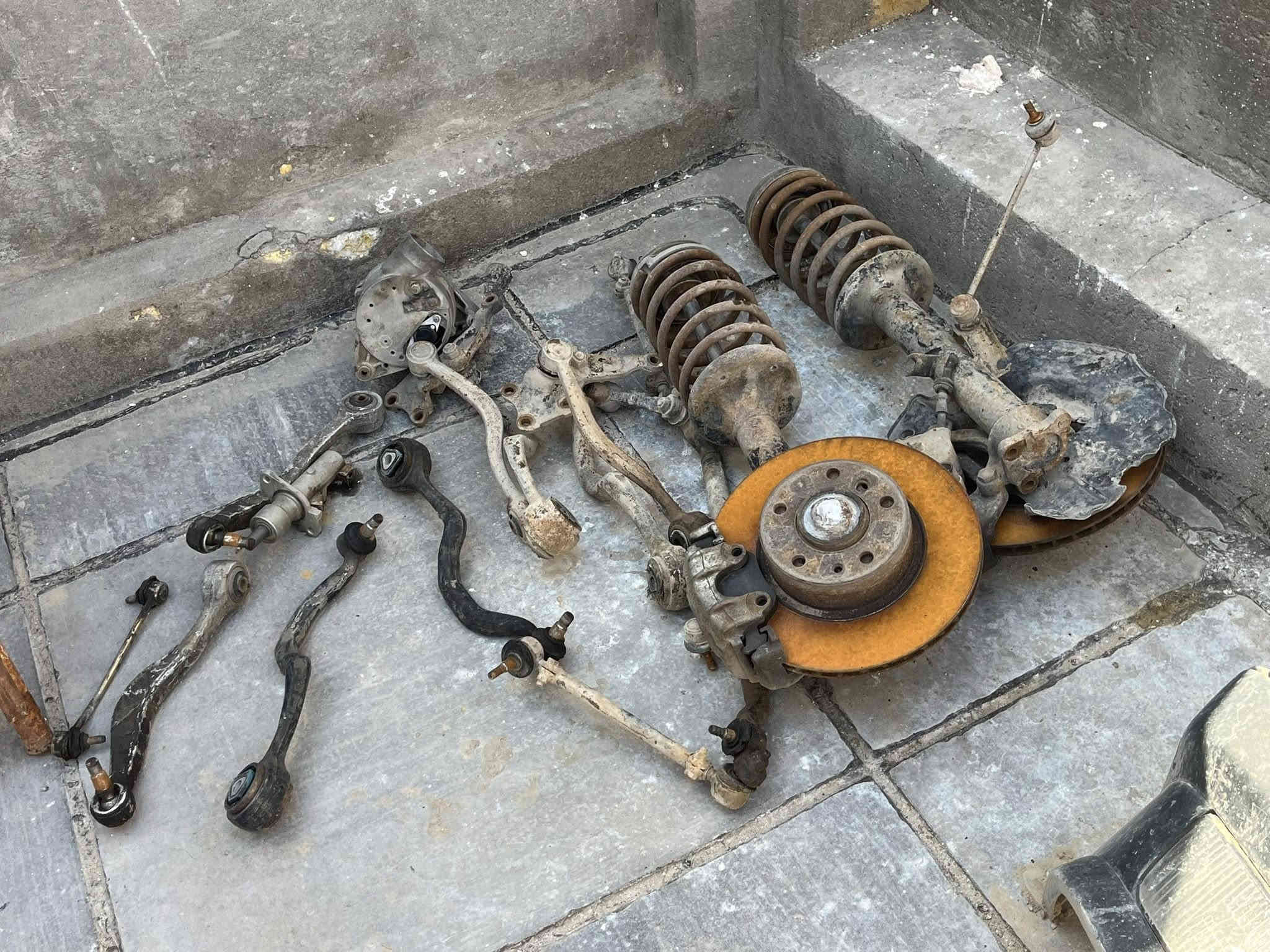 السلام عليكم غراض 500 بدي قديم تخم بيبان وقبق جنطه وبندي بجم عريض هوه وسمجه وعطرات كاملات ماصدات وارد أمريكي نضيفات كلش دركه تحكم شغاله بطاين خمسميه نضاف صطاب اكسنات نضاف دعاميه إماميه بلاديه نضيفه  مكاني الكوت مركز المديني ***********
