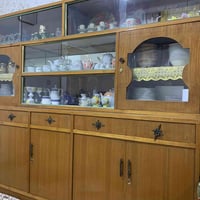 للبيع  بوفيه(معرض) خشب اصلي ثقيل مفصوله للبيع بعده نضيفه ما ناقصها اي ...