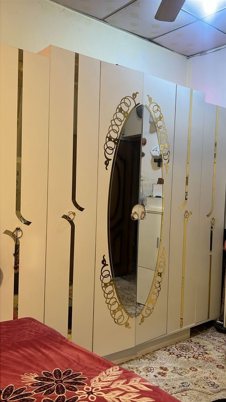 السلام عليكم غرفه نوم  5️⃣ قطع اخو الحيد اول شده نضيفه كلش
السعر ٥٠٠ وبيه مجال 
***********
