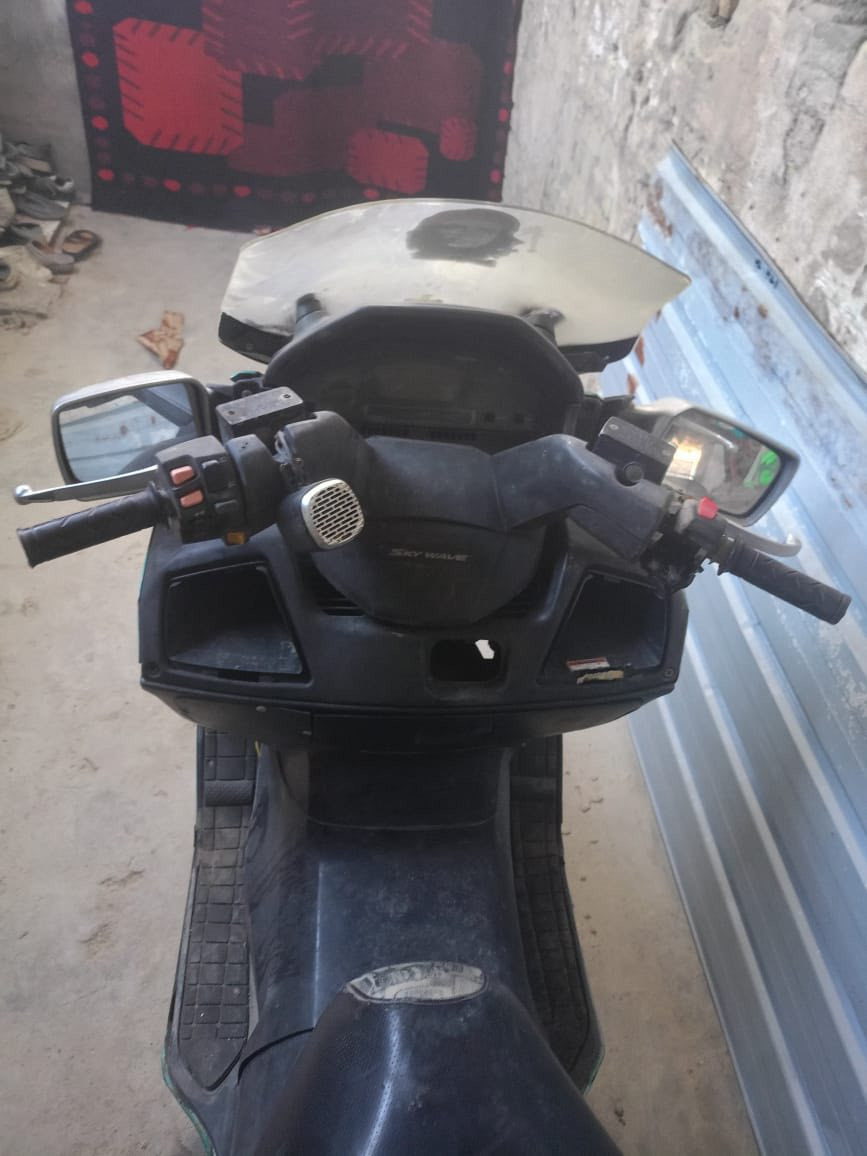دراجة سكاي وايف 650 الدراجة متروكة فترة ادير سلف بس ما تشتغل كلولي لان ما بيهة دهن ابيع كوم حديد للتفاصيل واتساب ***********
