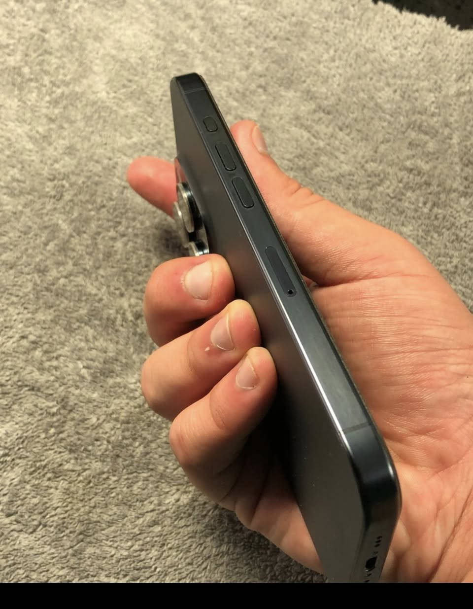 سلام عليكم اقره للنهايه 
iPhone 15 ( pro ) فقط 
جهاز نضافته 90 ‎%‎
بطاريه 88‎ ‎%‎ 
ذاكره 256
لون نيلي 
بدون ملحقات 
فقط كيبل شحن 
 (  لجهاز فقط بي خطين 
و نقطه سوداء صغيره ) 
سعره 675 و بي مجال بسيط
و المبايل ما مأثر بكلشي صالي سنه استخدمه عله هل حاله و طبيعي بدون اي مشاكل 
مكاني بغداد حي الرساله 
***********
