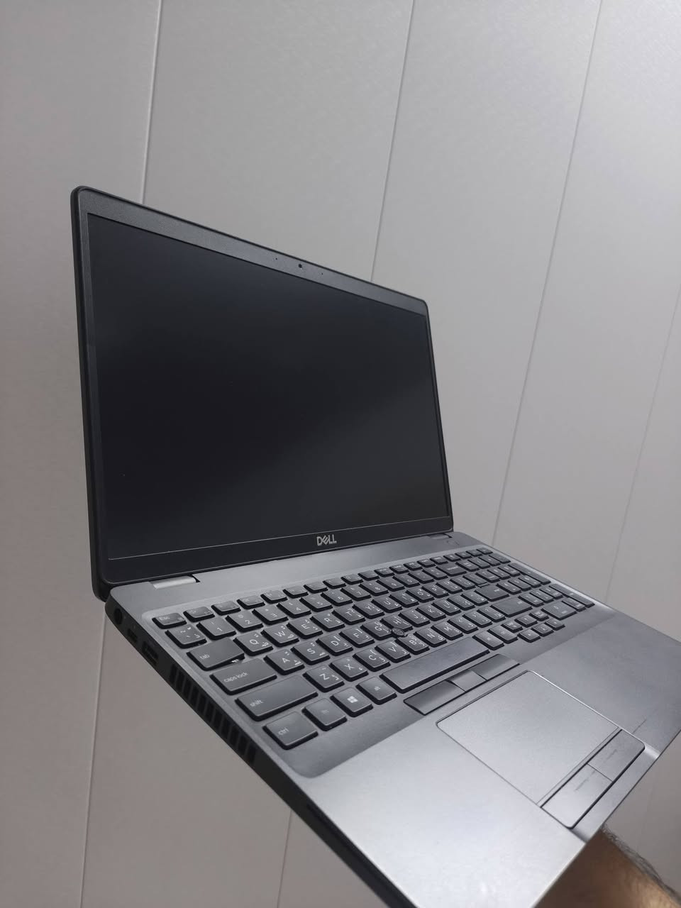 پروسیسه ر Intel® Core i7-8665 :(CPU
رام (16GB DDR4 :(RAM

هارد SSD 256GB :(Storage

کارتی گرافیک (Graphics):

Intel® UHD Graphics 620

AMD Radeon™ 540X Series (2GB Dedicated

Memory)

بو کاری روژانه و خویندن و گه مینگ و دیزاین زور گونجاوه لا پتو په که ۱۰۰ خاوینه زور که م به کارهاتووه ژ موبایل :*********** وه تسئه پ: *********** شه حنی بیلادی خوی له گه له 15.6 full HD
