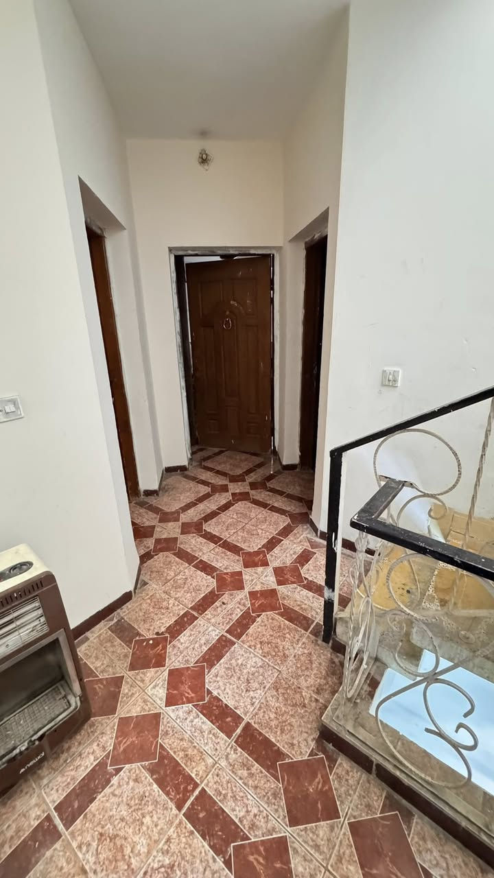 🏡 بيت للبيع  طابو صرف في بغداد – المضمار
📏 المساحة:75 متر

🏠 الواجهة:7.5  متر صافي × النزال: 10 متر

🏗️ عدد الطوابق: 2 طوابق

🔹 الطابق الأرضي:  + استقبال + مطبخ حار وبارد  + صحيات

🔹 الطابق الثاني: 3 غرف نوم معا صحيات

🔹 الطابق الثالث البيتونه 

✨ البناء سنه 2011 نظيف

📍 الموقع: بغداد –المضمار /المربع الذهبي قريب شارع الحشد

📞 للتواصل والاستفسار: او واتساب/ ***********
