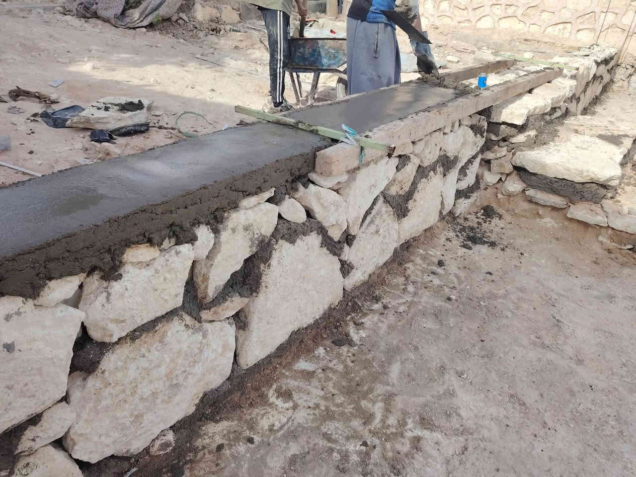 سلام عليكم
بناء حجر و رصف بأسعار مناسبة، للاستفسار الاتصال على الرقم ***********
