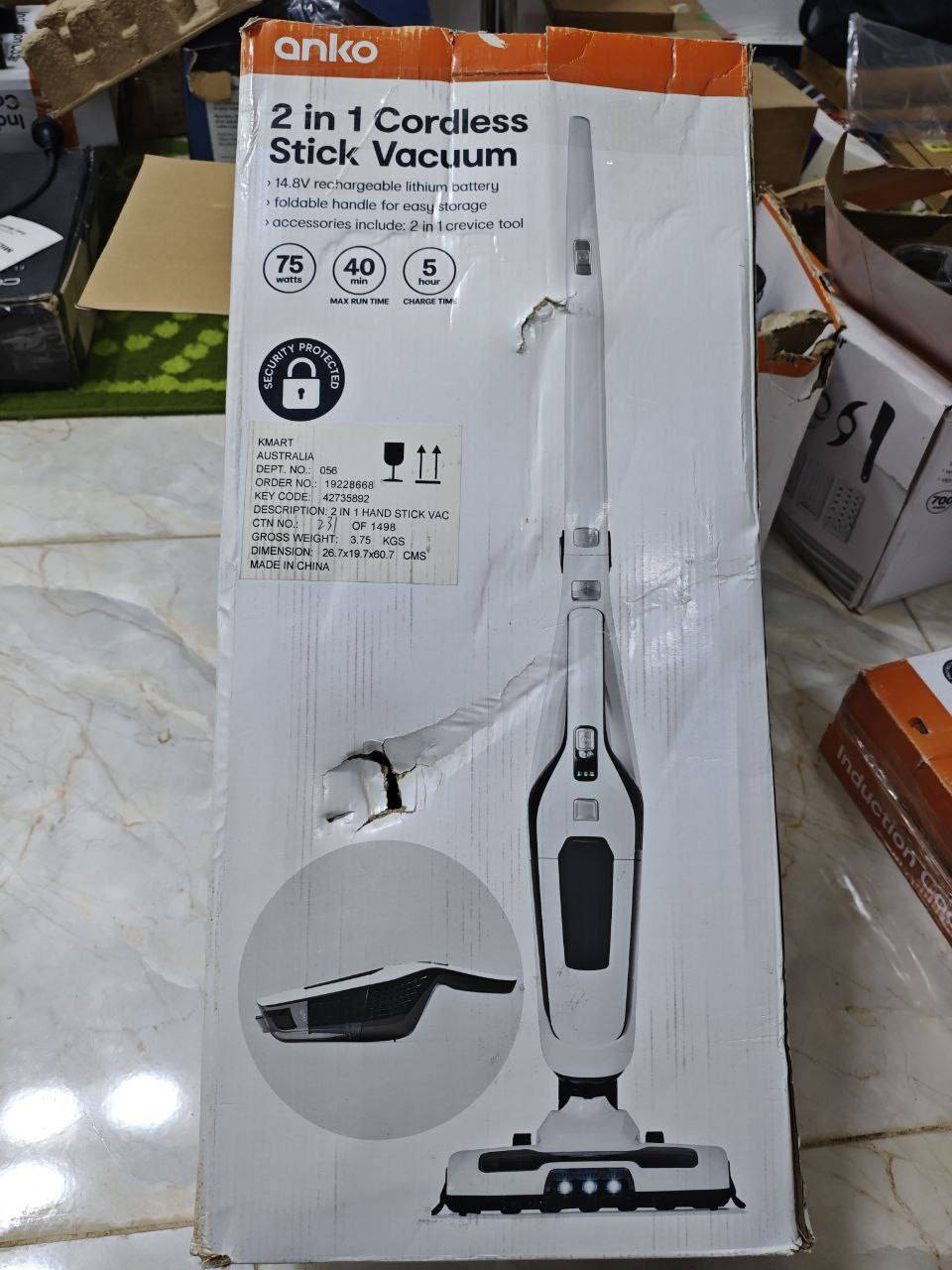 مكنسة Anko العمودية اللاسلكية 2 في 1. 
الطاقة: 75 واط مع بطارية ليثيوم 14.8 فولت.
وقت التشغيل: تصل إلى 40 دقيقة من الاستخدام المتواصل.
وقت الشحن: تستغرق 5 ساعات للشحن الكامل.
الميزات: مقبض قابل للطي لتسهيل التخزين وتتضمن أداة شق 2 في 1.
الوزن والأبعاد: الوزن الإجمالي 3.75 كجم، وأبعاد المنتج التقريبية 112 سم (ارتفاع) × 28.5 سم (عرض) × 16.5 سم (عمق).


**إذا كنت صاحب هذا الإعلان وتريد حذفه لأي سبب، رجاءا أرسل رسالة إلى الدعم الفني**