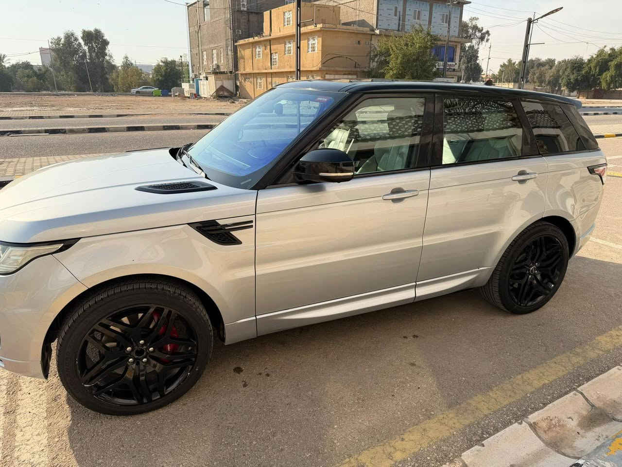 السلام عليكم
🇬🇧 Range Rover 
Sport
موديل 2017
دينمك 
فول مواصفات 

ماشية 94 الف مايل ❤️
السياره وارد امريكي
حادثها تبديل جاملغ امامي وربع بنيد بدون ايرباك 
كما موضح بالصور بالمنشور 💖

♦️♦️ملاحظة ♦️♦️
السيارة محدثة 2020 من الداخل 
تحديث كامل يعني ( شاشات 2 + تحكم ستيرن
 + تحكم الجام ) ❤️

المواصفات 🇬🇧🇬🇧
♦️8 سلندر سوبر جارج 
♦️داينمك 
♦️دوسات كهرباء
♦️كامرا 
♦️جكات ٣ وضعيات
♦️السيارة فول مواصفات

رقم بغداد جديد 
بأسمي تحويل مباشر

السيارة مكفولة من ناحية ميكانيك 
[ كير + مكينة ] 🇬🇧🇬🇧 
السيارة بيها ادامة كاملة بدون اي نقص ❤️

تسأل على السعر 
اتصل او راسلنا واتس اب 

او ادخل على الكروب الرئيسي
اضغط هنا 👇
سوق رانج روفر العراق

مكان السيارة بغداد

للأستفسار 
 
***********  سلام رانج روفر

@الجميع
