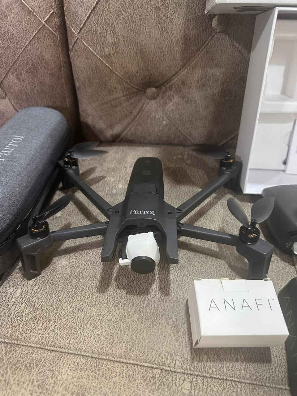 السلام عليكم درون باروت جاهزة نظيف كلش وياها 2 بطاريات وسيت مراوح 
السعر 300 الف 
المواصفات
تتميز درون باروت (Parrot)، وخاصة سلسلة ANAFI، بتصميم قابل للطي وخفيف الوزن (نحو 320 جرام)، كاميرات بدقة 4K HDR ومستشعرات 21MP، وقدرة دوران للكاميرا 180 درجة عمودياً، مع وقت طيران يصل إلى 25-32 دقيقة. تشتهر بكونها هادئة، وسهلة الاستخدام، وتدعم شحن USB-C. 
أبرز مواصفات سلسلة Parrot ANAFI:
التصوير والكاميرا: تصوير 4K Cinema / UHD، دقة صور 21 ميجابكسل (84° HFOV)، مستشعر 1/2.4'' CMOS، عدسة ASPH.
تثبيت الصورة: نظام هجين ثلاثي المحاور (2-axis ميكانيكي + 3-axis إلكتروني EIS).
التصميم: قابلة للطي (Foldable)، هيكل من ألياف الكربون، الوزن 320 جرام.
الطيران والبطارية: وقت طيران 25 دقيقة (ANAFI) إلى 32 دقيقة (ANAFI Ai)، شحن عبر USB-C.
التحكم: مدى تحكم يصل إلى 4 كم (باستخدام Skycontroller 3)، وتدعم 4G في طراز ANAFI Ai.
المميزات: خاصية تتبع المستخدم (Follow Me)، تحليق ذاتي، العودة للمنزل (RTH)


**إذا كنت صاحب هذا الإعلان وتريد حذفه لأي سبب، رجاءا أرسل رسالة إلى الدعم الفني**