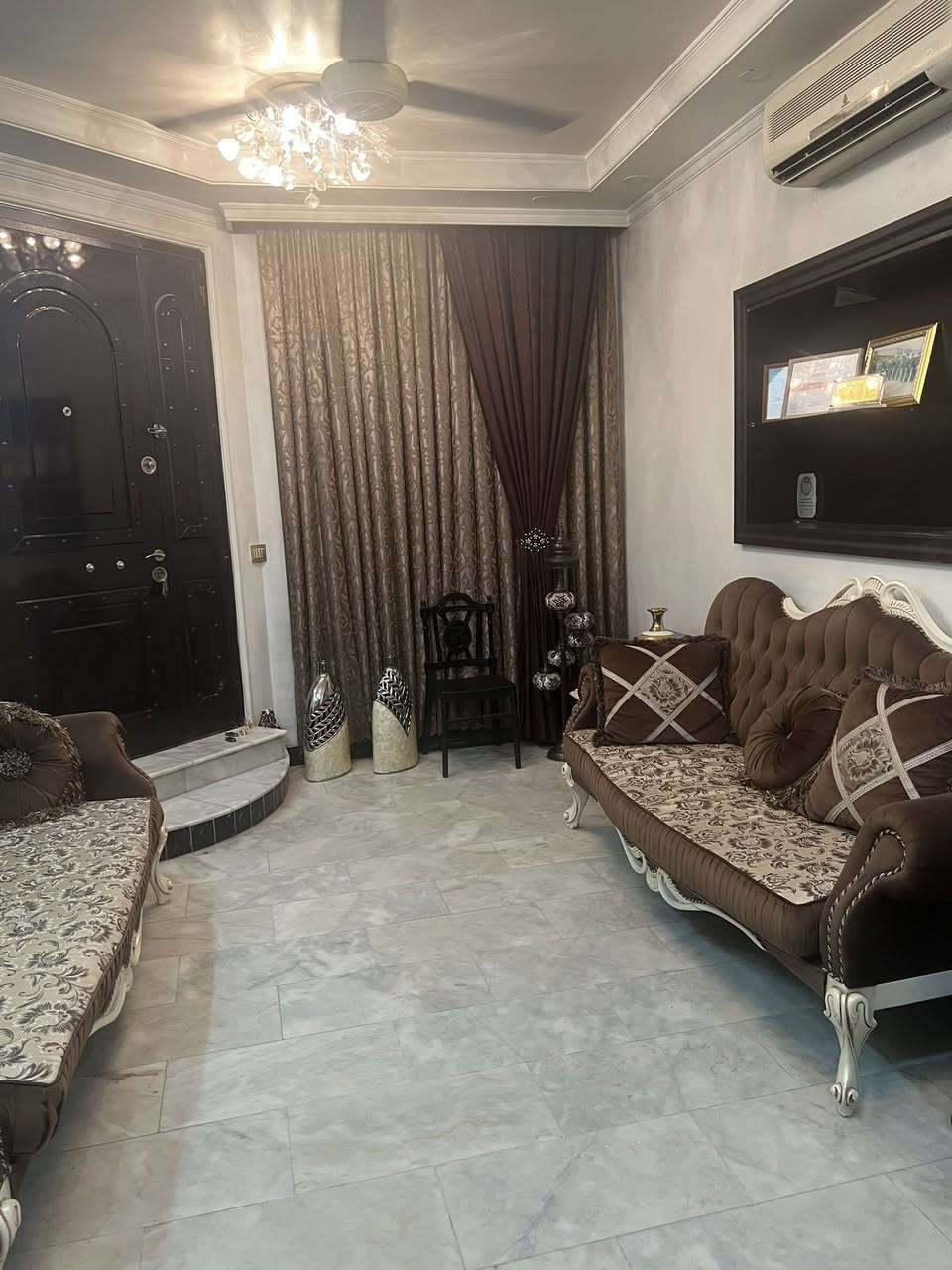 السلام عليكم 
دار للبيع بناء حديث ١٠٠ م٢ واجهة ٥ نزال ٢٠ ثلاثة طوابق 
محلة ٥٠٨ شارع مطعم قدوري 
للاستفسار ***********
