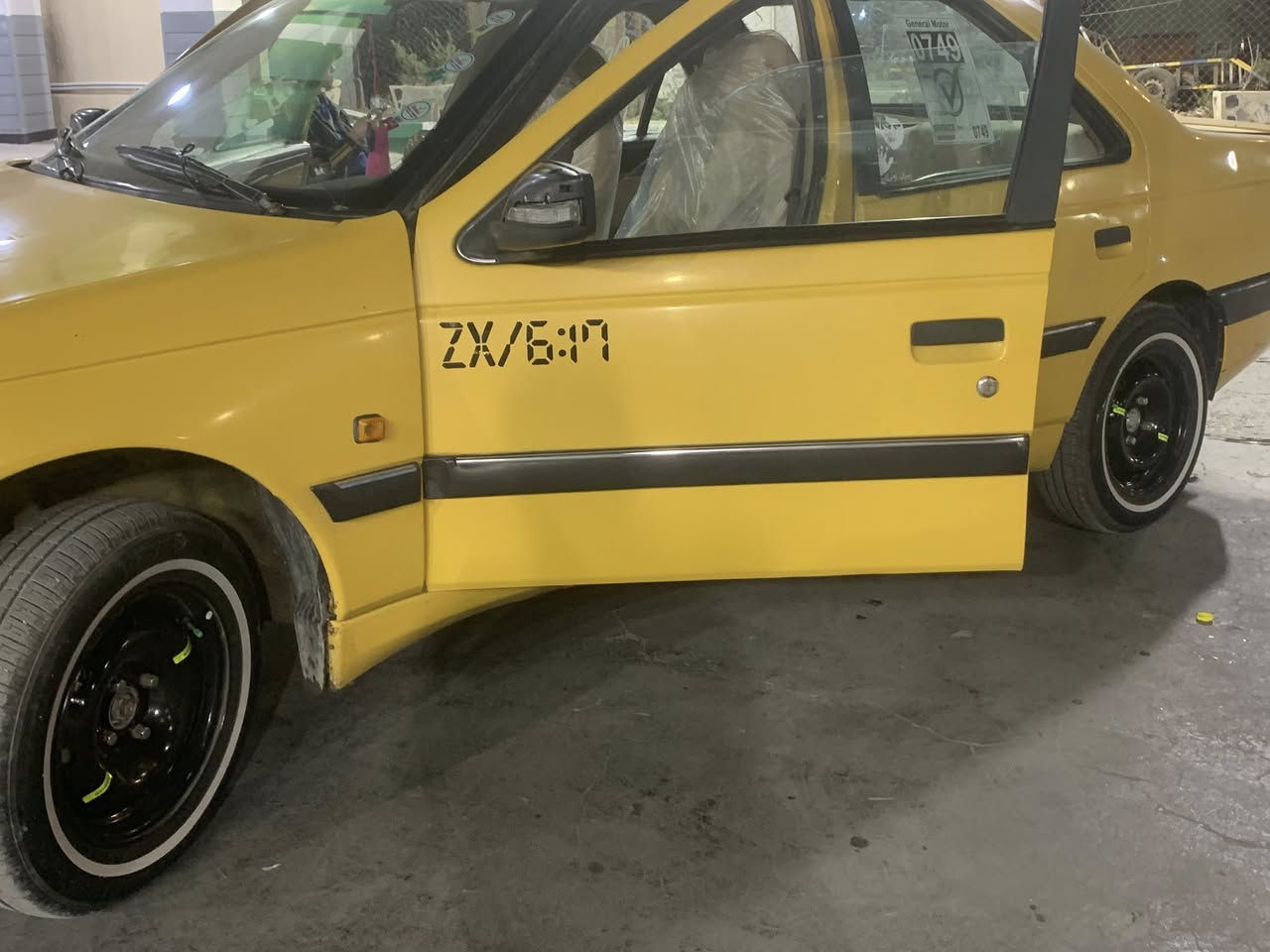 سلام عليكم ورحمة الله وبركاته 
سياره بيجو لميس موديل 13 
سياره جاهزه خير من الله 
مكينه وكير جدد
حداديه جديده
منضومة زنون 
شاشه وكامره 
سنتر لوك شغال 
كهربائيات كلها شغاله 
تخم تايرات جديد 
سياره خير من الله 
ترايها محترم جدا 
ملاحظة فقط (ضربه جاملغ الأمامي عكس السايق)
العنوان بغداد مدينة الصدر 
السعر 35 وبيها مجال للشراي وبلخدمه 
***********هـ
