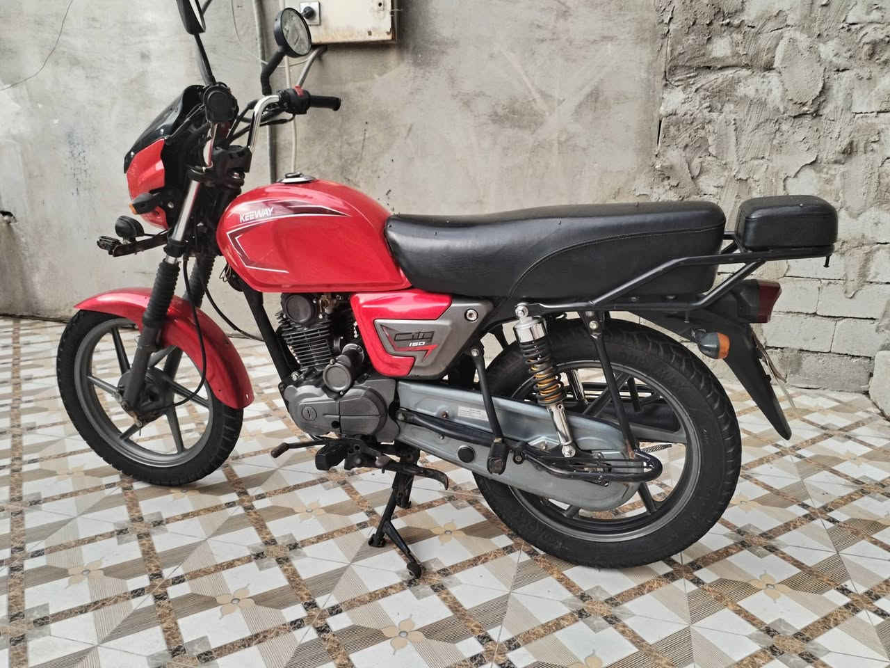 السلام عليكم دراجه كي واي للبيع أوراق اصلي وكامله موديل 21 جديده كلش وكله على لبلاد السعر مليون و 50 )  1050 )  عنواني بالزبير الشراي ***********
