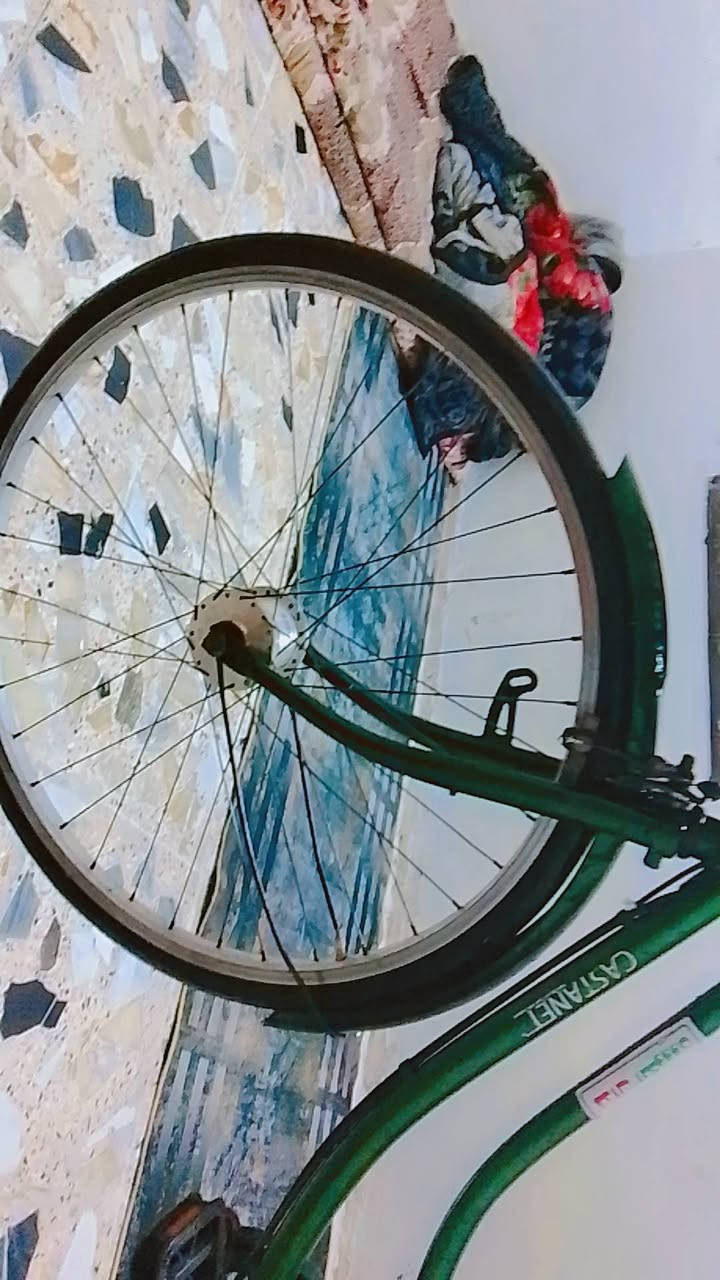 السلام عليكم بايسكل للبيع اللون خضار البايسكل موديل 2010 البايسكل ياباني وكله 2010الا الويل الخلفي تجاري السعر 100وبي مجال قليل  العنوان بغداد الأمين الثانيه نواب الضباط شارع رزاق ابو الفلافل للاتصال على الرقم ***********
