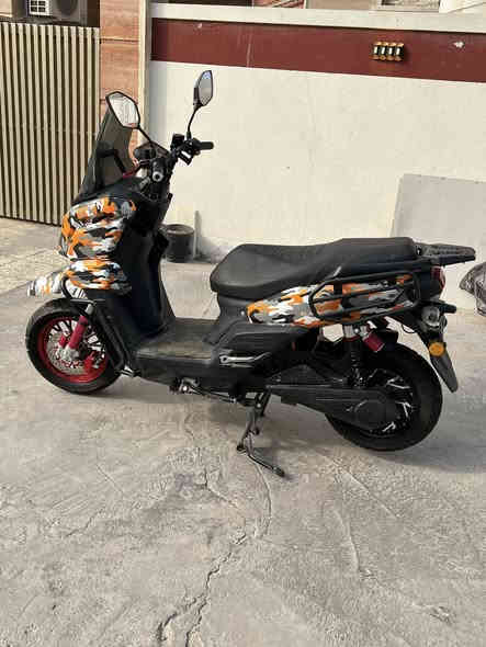 السلام عليكم دراجه شحن للبيع دراجه استخدام بيتي نضيفه شوف عينك دراجه مماشيه هواية بطاريات جدد 
المكان بغداد الكرخ 

‭0780 598 5807‬
