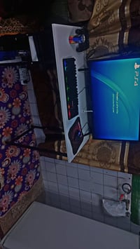 عندي بلي فور اخو جديد للبيع يجي ويا ملحقاته+يدتين+3 اقراص جي تي اي وفي...