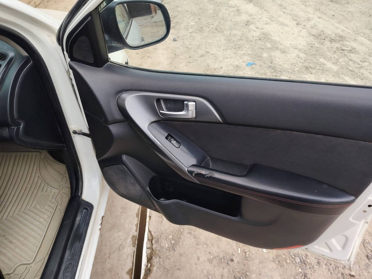 السلام عليكم ورحمة الله
سيراتو ٢٠١٢ خليجي للبيع  باسمي
تبريد. تدفئة شغال جديد
تخم تاير جديد
السعر ٩٢
مكان السياره سامراء
هاتف ***********
