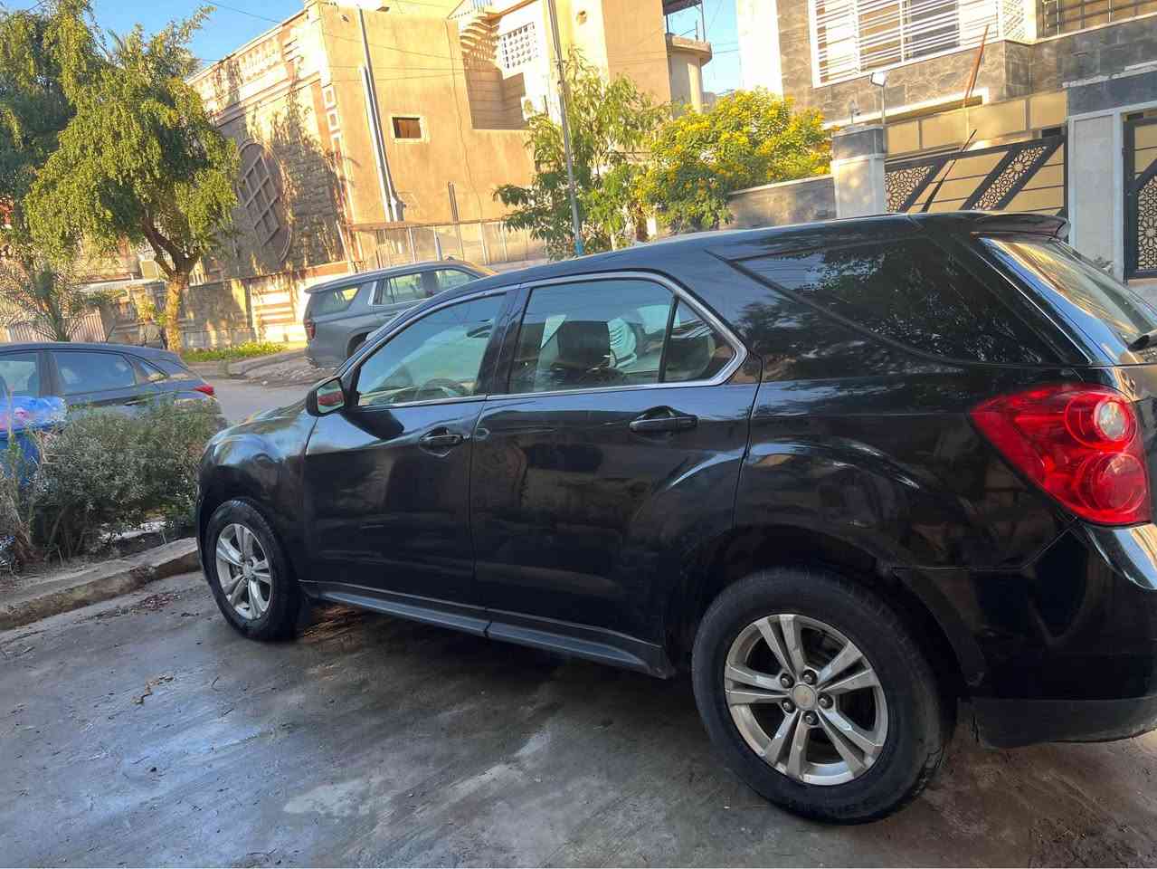 السلام عليكم
بعد التحية

شوفرليت ايكونكس 2010 ls
Chevrolet equinox 2010 ls
محرك 2400
2.4
اربعة سلندر v4

السيارة ماشية بالكيلو متر 205639
وما يعادل بالمايل 127778

رقم الشاصي 

2cnalbew0a6315048
السيارة وارد كندي حسب ما اشتريتها بوقتها من المستورد
السيارة اول ما دخلت عندي من شهر 12  سنة 2013
الضرر مالتها حسب ما كال المستورد بوقتها بالتكمة جهة السائق و مصبوغ جزء من القمارة

اللون اسود بيها طخات بالسيارة موضحة بالصورة الكشر يعني 70-75‎%‎ والباقي ينراد ترتيب

عندي الها دعامية امامية بلادية لون اسود انطيها ويا السيارة

السيارة ينرادلها ترتيب متروكة صار تقريبا سنة ونص يمكن 8 مرات طالع بيها

محرك مجفته قبل ثلاث سنوات وشغال ما بيه مشكلة
كير ما بيه اي مشكلة 
تبريد شغال
هيتر شغال
كهربايات شغالة

السيارة بدلت الدبلات و الباور ستيرن صار ثكيل وطلع اشارة بالدشبول مال باور حاليا الستيرن بيه ثكل

السيارة للبيع بسعر 6400 دولار
64 ورقة
السيارة رقم صدامي باسمي
عليها غرامات 600 الف اني اتحملها
السنوية ساقطة واني اتحمل الرسوم مال سنين العابرة عليها

السيارة موجودة بالاعظمية قرب جامع النداء
عندي صور كاملة ادز صورها كاملة بس راسلني على الاعلان او على الواتس اب

***********

شرط التحويل … البيع شرط التحويل 
مع الشكر والتقدير بغداد, العراق

