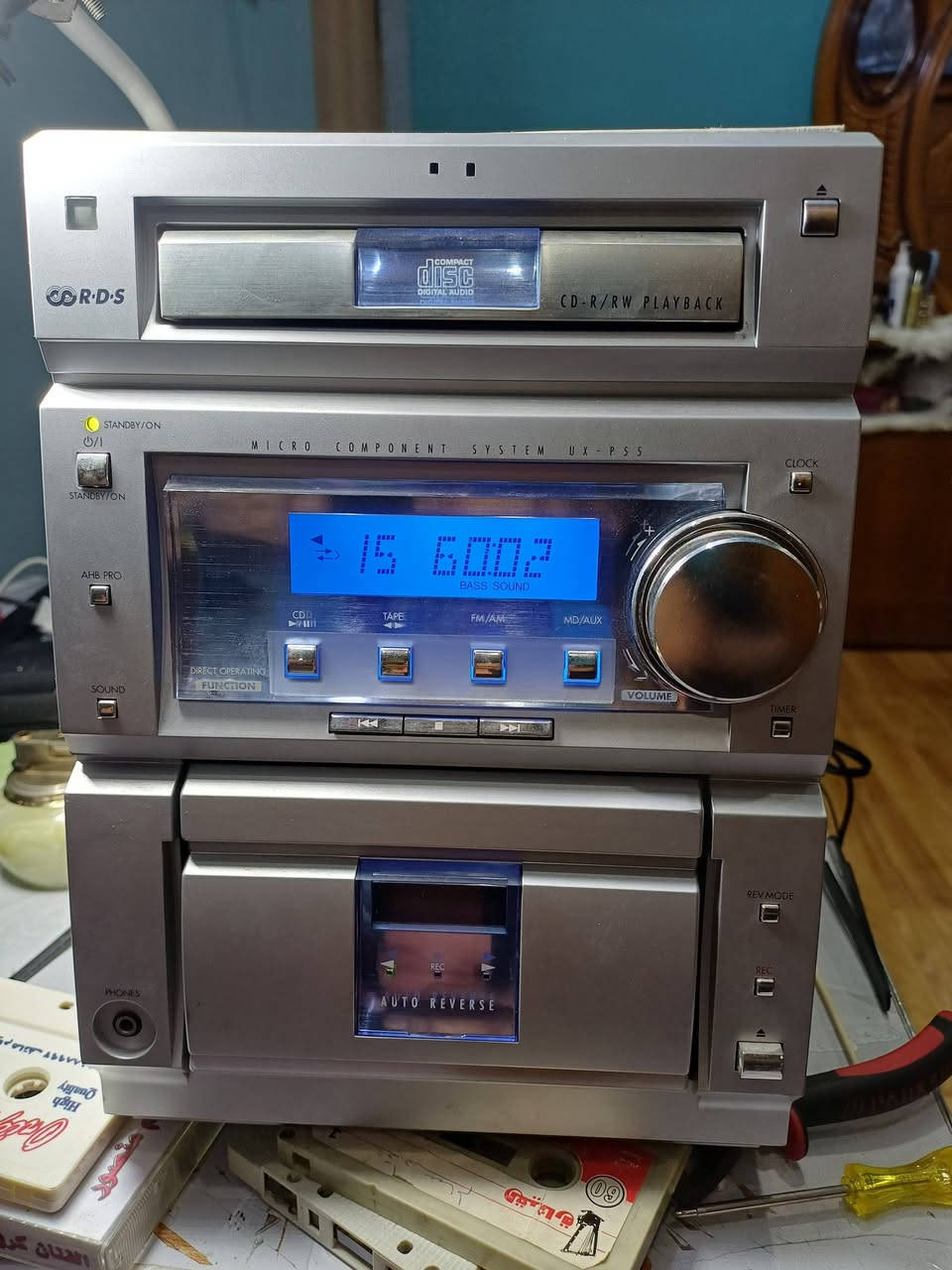 السعر 50 الف 
هذا الجهاز هو نظام صوتي من شركة JVC، طراز UA-P55.
يحتوي على مشغل أقراص مضغوطة (CD-R/RW).
يتميز بوجود مشغل أشرطة كاسيت بخاصية Auto Reverse (عكس تلقائي).
يتضمن راديو FM/AM ومداخل صوتية إضافية (MD/AUX).
يوفر تحكمًا بالصوت عبر ميزة Active Hyper-Bass PRO.
السماعات مو مالاتة بس طلعن ويا بلكراتونة حجمهم جبير وصوتهن نقي شلع ب50 الف 
اكو توصيل بغداد 5 
محافظات 6


**إذا كنت صاحب هذا الإعلان وتريد حذفه لأي سبب، رجاءا أرسل رسالة إلى الدعم الفني**