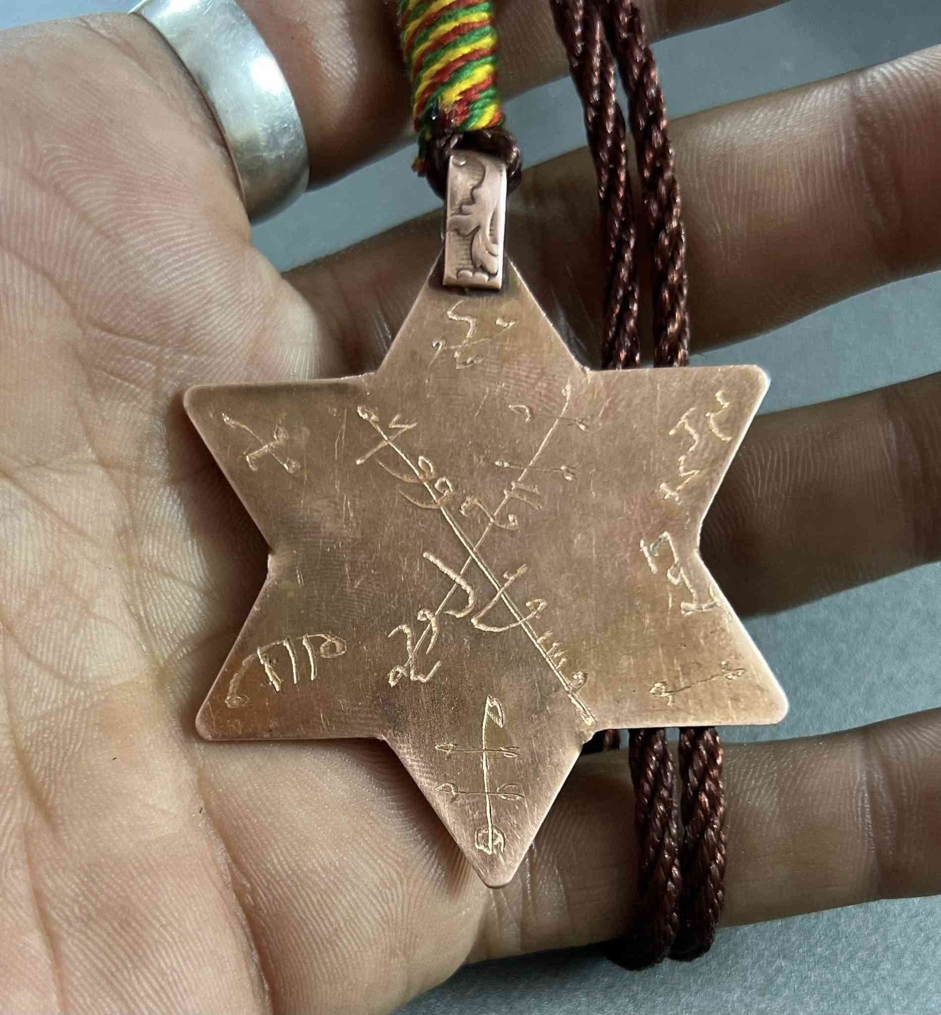 السلام عليكم اخوتي الطيبين قطعه سليماني ٣ عيون من أندر النوادر وتحفه قديمه وبل عافيه الي تصير من نصيبه معطفه الوانهه كلش حلوه بل حقيقه بعد احله ومطلسمه وقطعه امانه الله قديمه مطلسمه للمحبه والقبول وسعره بل نسبه لشغلهه وتفاصيلها مناسب الي يريدهه يتفضل خاص وبل خدمه ***********
