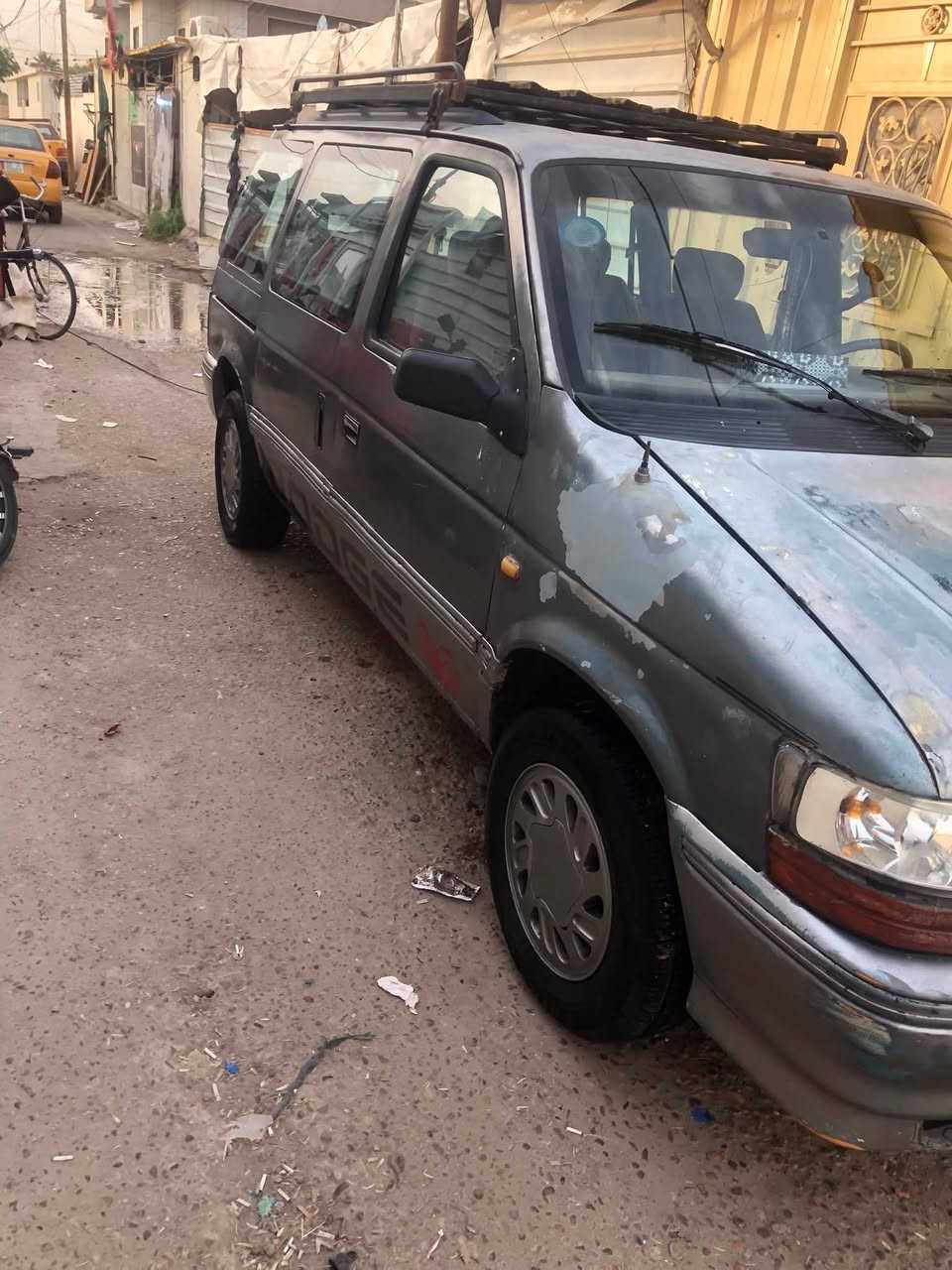 السلام عليكم دوج سبعه راكب وارد امريكي تبخر شي قليل ومساگيها بل دهن سياره متروكه الكهربائيات مالتها كلها نضيفه 
السعر 25 وبيها مجال 
مكانها بغداد الشعب 
رقم التليفون ***********
