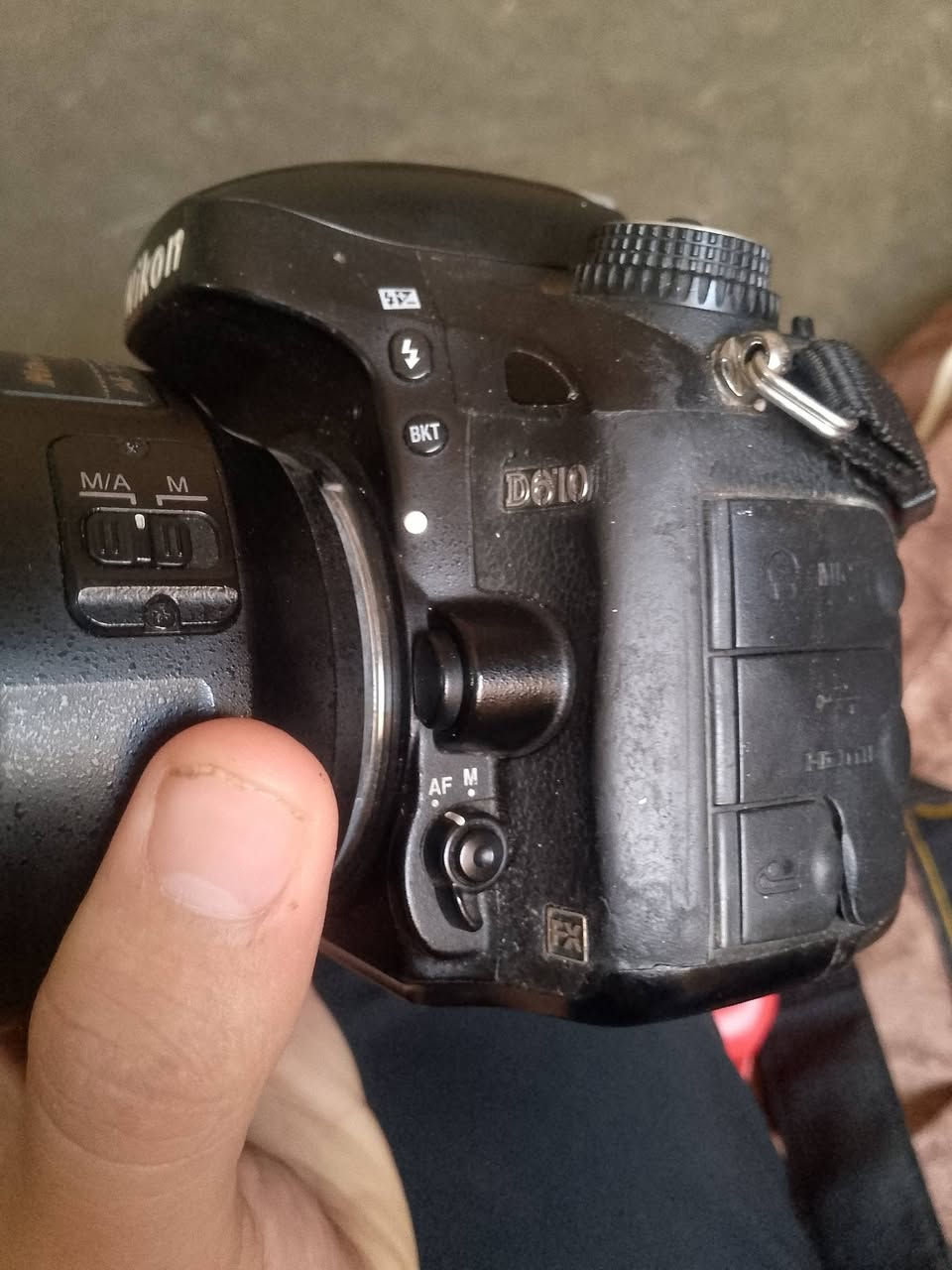 بدي نيكون 610 للبيع
ملحقات 
بطارية
شاحنه 
جلاتيت 
حزام كتف
جنطه كتفين
التواصل *********** أو على الخاص
