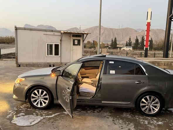 ‎سەرەتا بەناوی خوای گەورەو میهەربان
‎سعری       71 گەڵاو کەمیک مەجال
***********
ناو زه رد ڤول ڤول 
Toyota avalon2011. Limited 

‎بڕاوەی  دوبه ى بڕاوە
‎مواسەفات ئەمریکی لیمیتید فول فول
‎پەردە سڵایتت کوشن کارەبا کوشن جڵد و ساردو گەرم
‎بەسمە ٥بەسمە
‎کوشن خەزن
‎ئاوینە کارەباو   ئیشارەت
شه ش سيدى 
‎سەیارەکە بڕاوەیە 
‎دەحمو لیدرانی پیوە نیە 
‎٤تایەو ویلی لۆک لۆک
‎کاملمکەبەرەو ئیمپری فایەری بیلادی شەریکە
‎سەیارەکە هەموو گیانی بەشەرت 
‎تەبرید ساردو گەرم بەشەرت
‎تەقەو ڕەقەی نیە 
‎هەموو گیانی جایز کراوە
‎   سەیارەکە بەس جئ براوەی سبوغە
‎سعری 71  گەڵاو. کەمیک
‎مەجال
‎شوین رانيه 
***********

