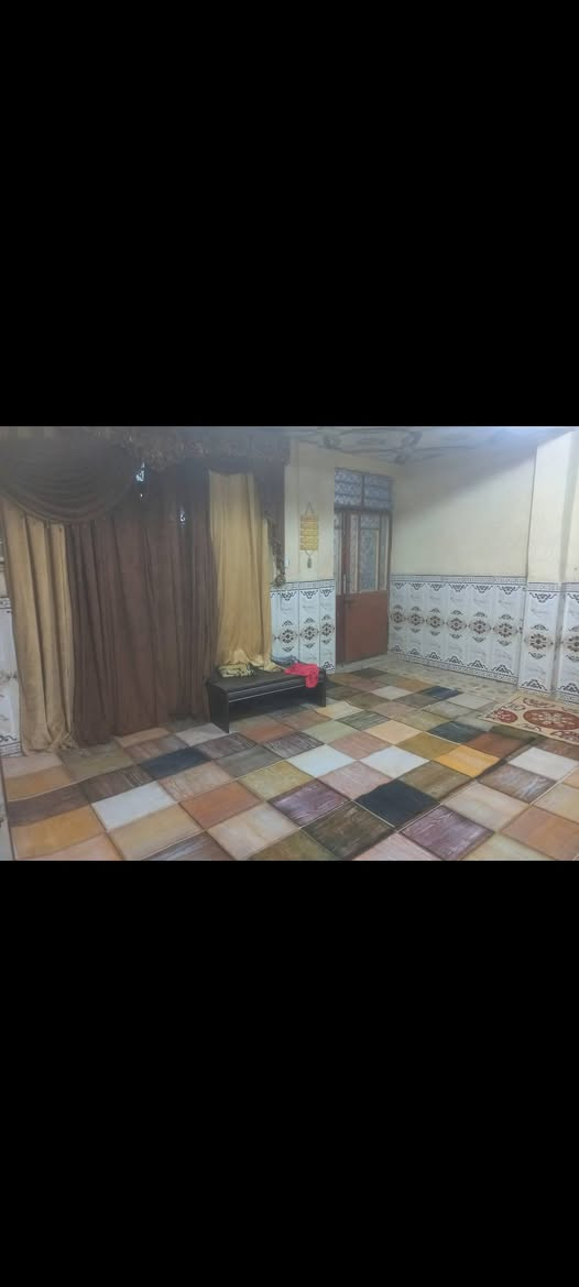بيت للبيع 150 متر طابقين ثلاث غرف نوم استقبال وصالة ومطبخ وحمام داخلي وخارجي بناء قديم شيلمان كاشي سيراميك..منطقة 3000 مقابل سوق المدارس كل الخدمات يمة مدارس من ابتدائي إلى إعدادية سوق مركز صحي خط سيارات منطقة حلوه السعر 140 وبي مجال.. للاتصال *********** ابو محمد
