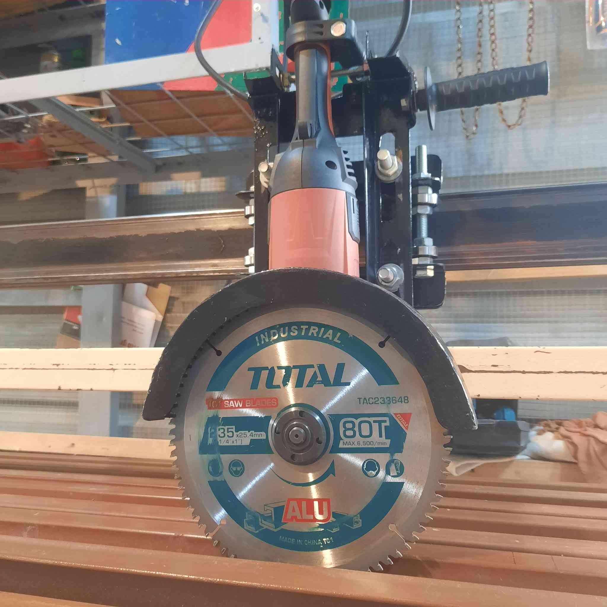 ماكنة قطع زاوية ٤٥ عمودي وافقي دقيق جداً تقطع حديد وخشب والمنيوم قرص حجم ٩ انج كوسرة ١٨٠ ملم جديد السعر ٢٢٥ الف العنوان حلة /بابل موبايل ***********  توصيل لا يوجد .
