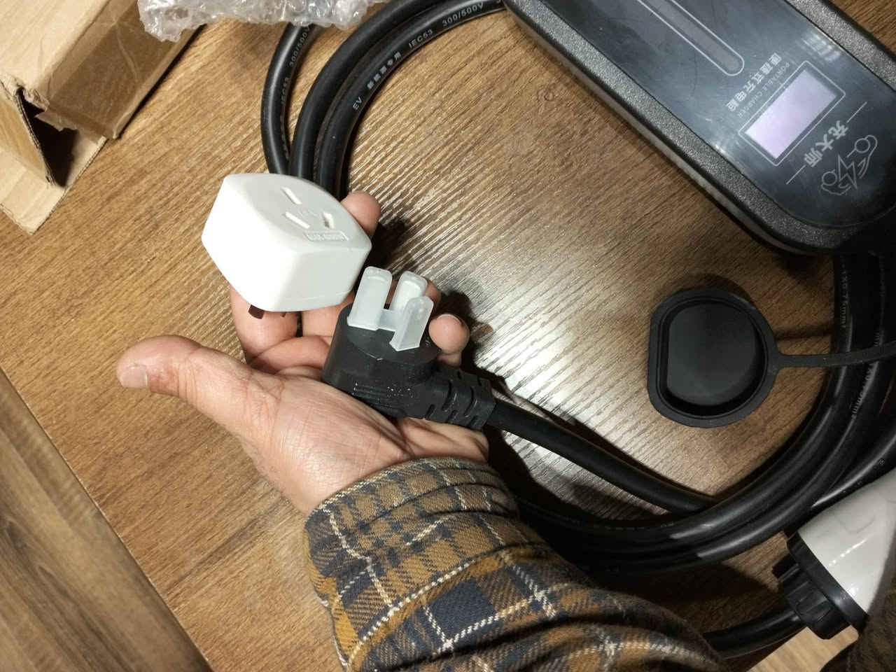 شاحنات byd السريعة ، تكدر تتحكم على الامبير من 8 امبير الي 16 امبير و  هم توقيت بيها
شاحنات byd السريعة ، تكدر تتحكم على الامبير من 8 امبير الي 16 امبير و  هم نظام التوقيت بيها من ساعة وحدة لحد تريده ، و احلى شيئ بيها كيبل مالته 4 ملي اقوى كيبل😍
يوجد نوعان 
1- طوله 3 امتار سعره 75 الف
2- طوله 5 امتار سعره 100 الف


**إذا كنت صاحب هذا الإعلان وتريد حذفه لأي سبب، رجاءا أرسل رسالة إلى الدعم الفني**