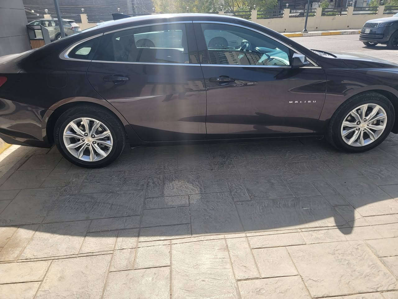 ماليبو ٢٠٢٠ LT للبيع (او مراوس ماليبو احدث)
اللون كرزي
رقم اربيل جديد بأسمي، هزة وسنوية صالحة.
وارد أمريكي،  حادث دعاميات (مبدلة ومصبوغة)، بدون ايرباك.

رقم الشاصي
1G1ZD5ST1LF023409
ماشية حاليا ٧٧ الف كيلو
المواصفات: حساس خلفي، رادار جانبي، تدفئة كشنات، ويل ١٧
ما عدا الأساسية(بصمة ابواب، كاميرا، تبريد منفصل، شاشة، تشغيل عن بعد، لد امامي وخلفي، مثبت سرعة)

عليها تخم تاير جديد، باتري اصلي جديد، صدر أمامي جديد، تخم لايت لد، زوج بصمات.
سبير وعدة وكتلوكات وكاعيات الاصلية كلها موجودة.

السعر: ١٣٧
بغداد/حي الجهاد/مجمع النسيم

***********
