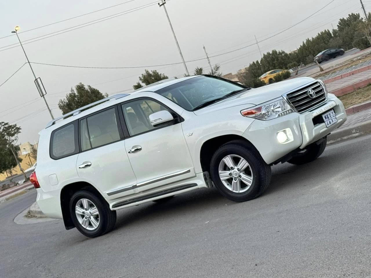 السلام عليكم للبيع لاندكروز 2012 VXR V8
محرك 8 سلندر السعر 268 وبيها مجال
***********
مواصفات السيارة معروفة 
بصمة تشغيل 
بصمة ابواب 
حساس خلفي 
كامرة دوارة 
ثلاجة 
نظام ABS 
تحكم استيرن  
اشارة بالمري 
فور ويل (4X4)
دبل دفلوك Diff lock
تبريد مركزي 
وبعد بيها هواي مواصفات ماذكرتهن 
رقم أربيل تحويل ثاني يوم 
بيها مكانات صبغ بدون حادث 
السيارة جاهزة مابيها مكان السيارة بغداد
