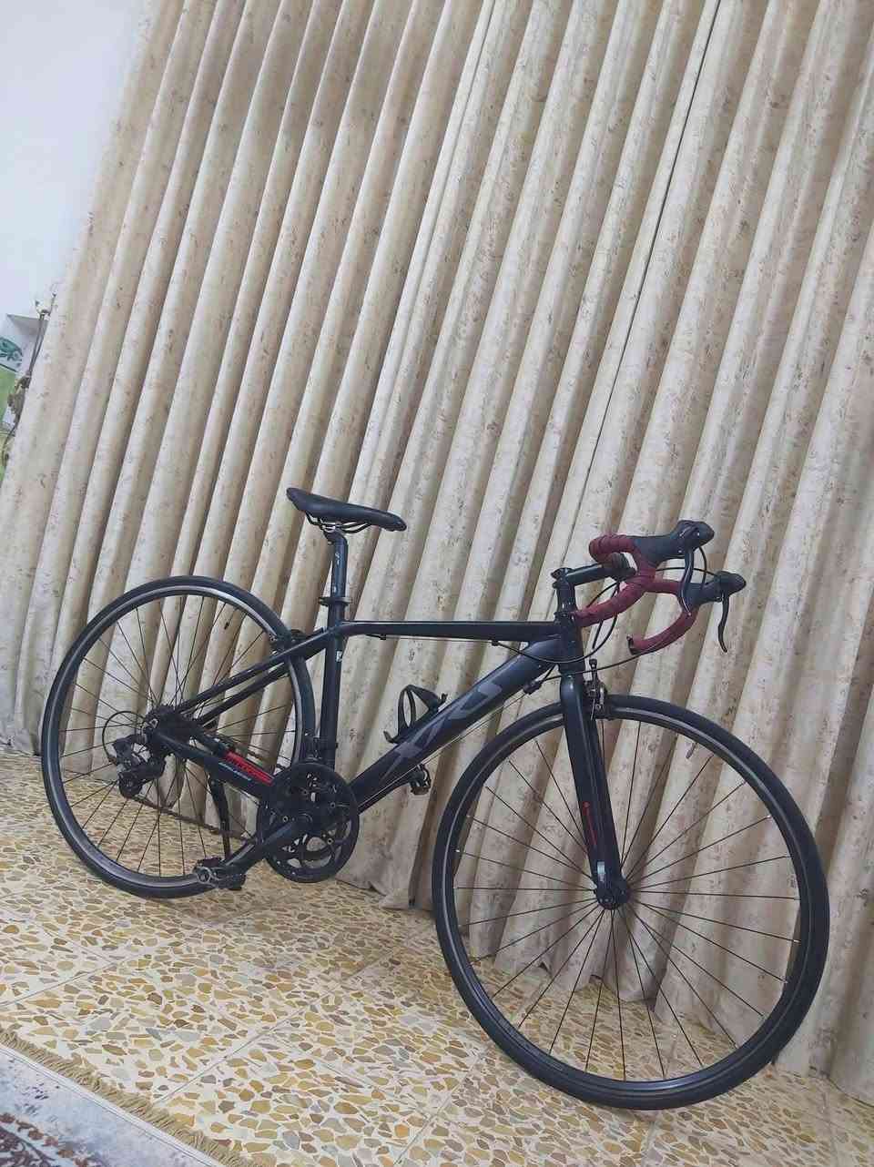 دراجة رود ماركة XRS ياباني وضع رمبة لشة مضلعة نظافة 95/% اخت الجديد 

معدن فول المنيوم 
                        سستم شيمانو كامل 
                                                  دشالي 2امامي 7خلفي 

نظام الويالة كمبليون 
                            الدراجة جاهزة من كل النواحي 👍

السعر 175الف وبي مجال 

((العنوان/بغداد/البلديات)) رقم الهاتف ***********
