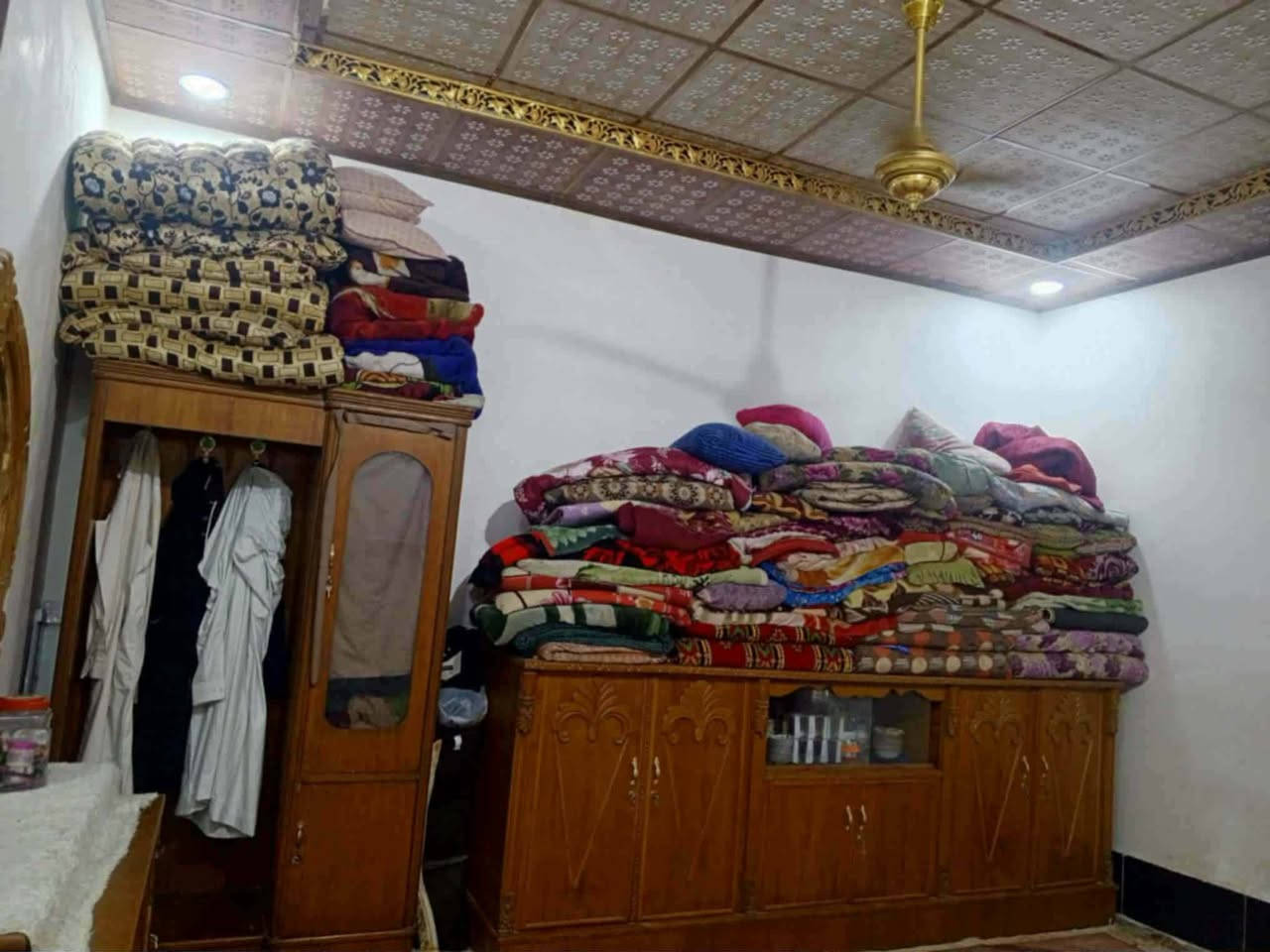 سلام عليكم بيت للبيع المساحه 110متركله صب كونكريت مكانه نجف شارع كربلاء عمود 136طريق ياعلي الشارع الصيدليه وطب قريب عل شارع كربلاء جميع الخدمات ماءكهرباء سوك موالده مشمول بلتطويب بيت كله جديد السعر 28 بيت بس نسيبي الستفسارعل رقم ***********
