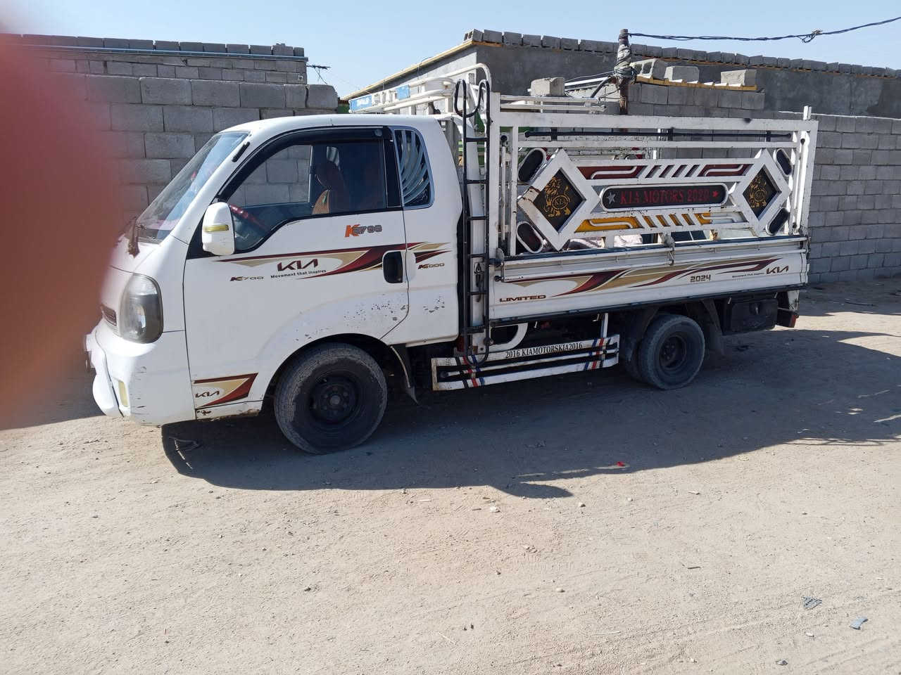 سلام عليكم سياره للبيع موديل 2016مكفوله كفاله عامه كهربائيات كله شغاله تبريد شغال رقم بصره انكليزي بسمي شخصياً السعر 100لاستفسار الاتصال على الرقم ***********
