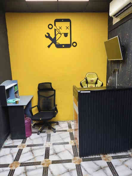 اعاده نشر بسبب وعود الكاذبه
مكتب للبيع يحتوي على ميز عدد(٢) باترينه( ١)
كراسي(٢) ديكور كامل  تريده غير موبايلات هم يصير تريده طباعه هم يصير موقع الرمادي شارع السينما فرع الاول يسار مقابيل مكتبه بغداد القرطاسيه 
ملاحظه بدون الكسورات مو وياهن 
للتواصل ***********
